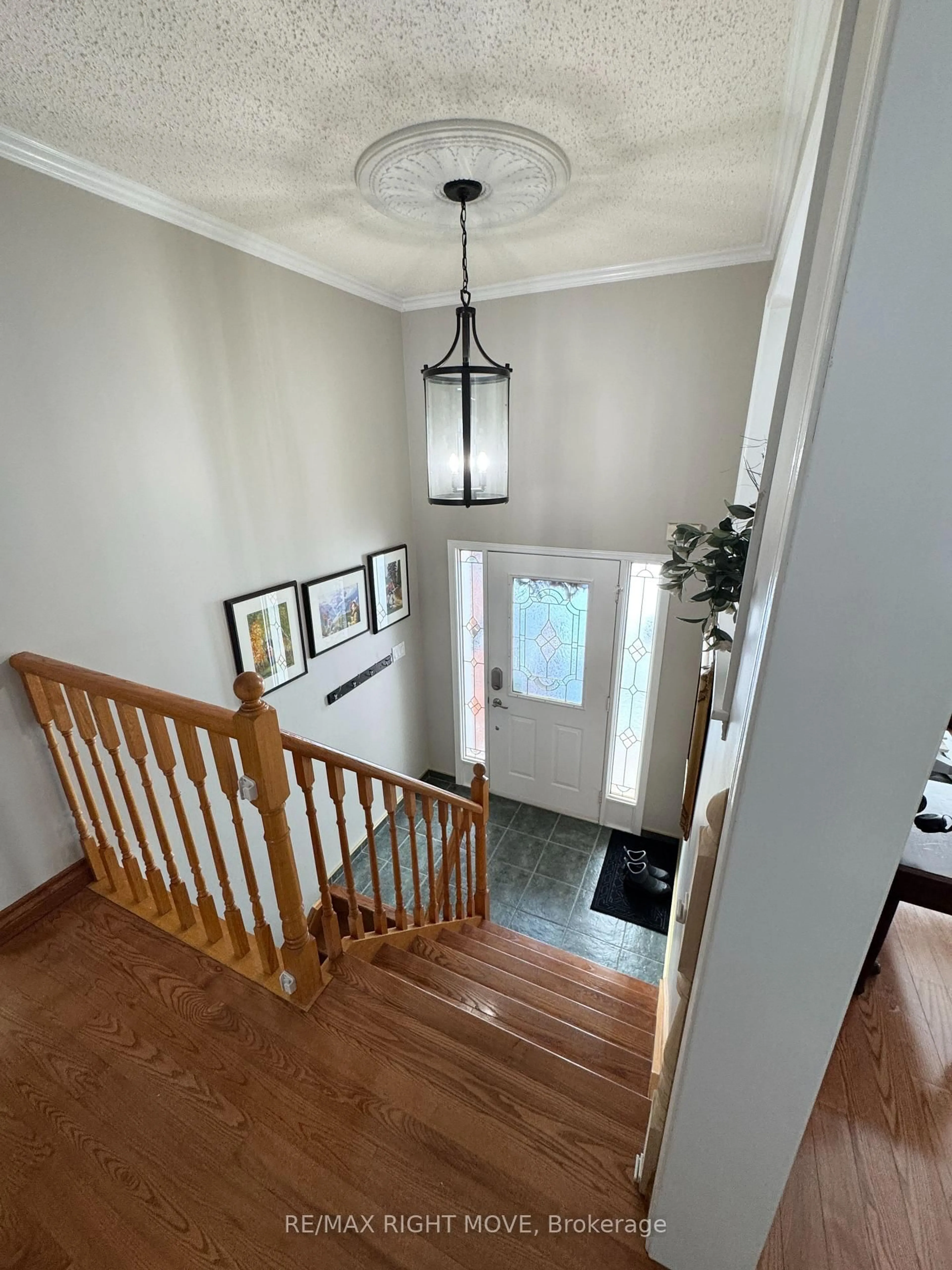 Indoor entryway for 15 Watson Crt, Orillia Ontario L3V 7S5