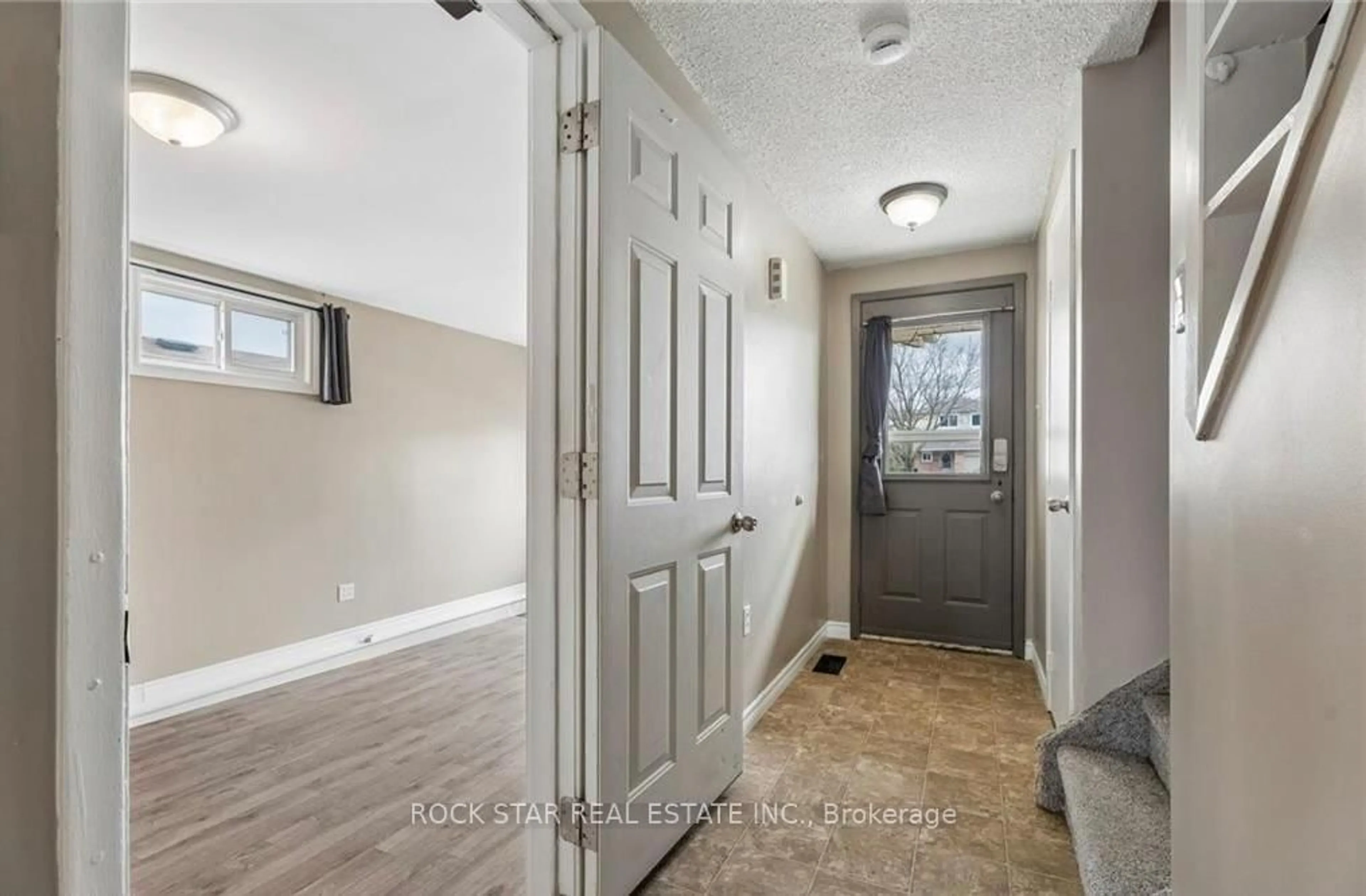 Indoor entryway for 62 Corbett Dr, Barrie Ontario L4M 5V2