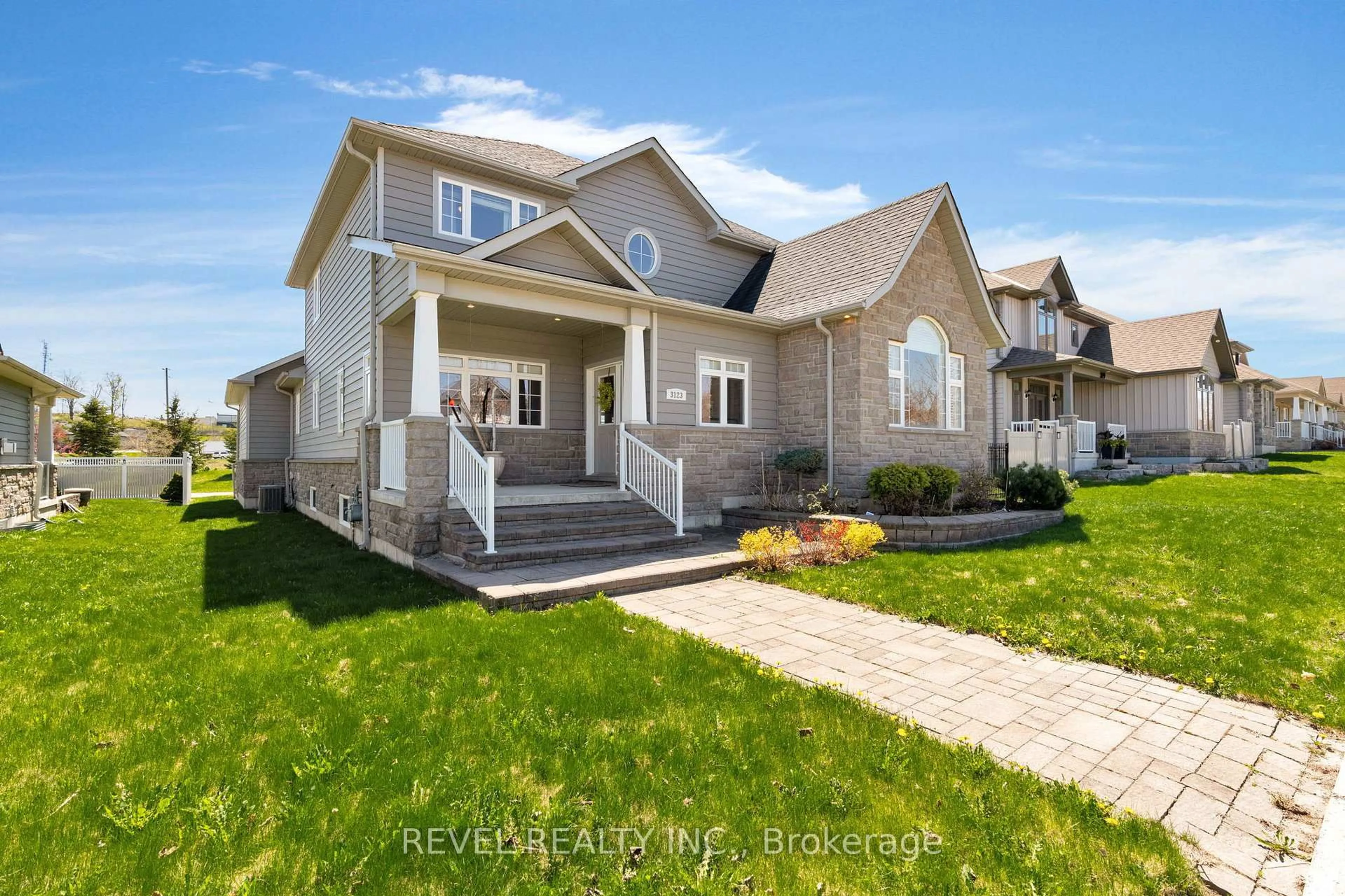 Home with vinyl exterior material, street for 3123 Stone Ridge Blvd, Orillia Ontario L3V 0A2