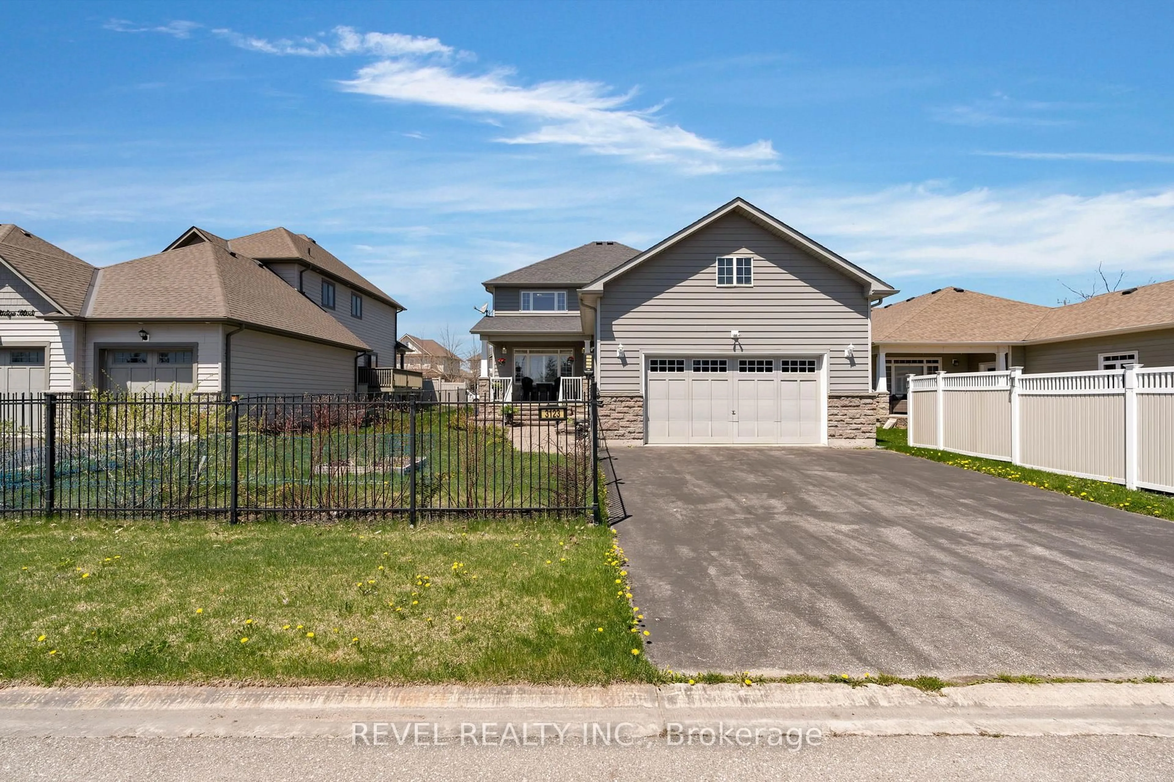 Home with vinyl exterior material, street for 3123 Stone Ridge Blvd, Orillia Ontario L3V 0A2