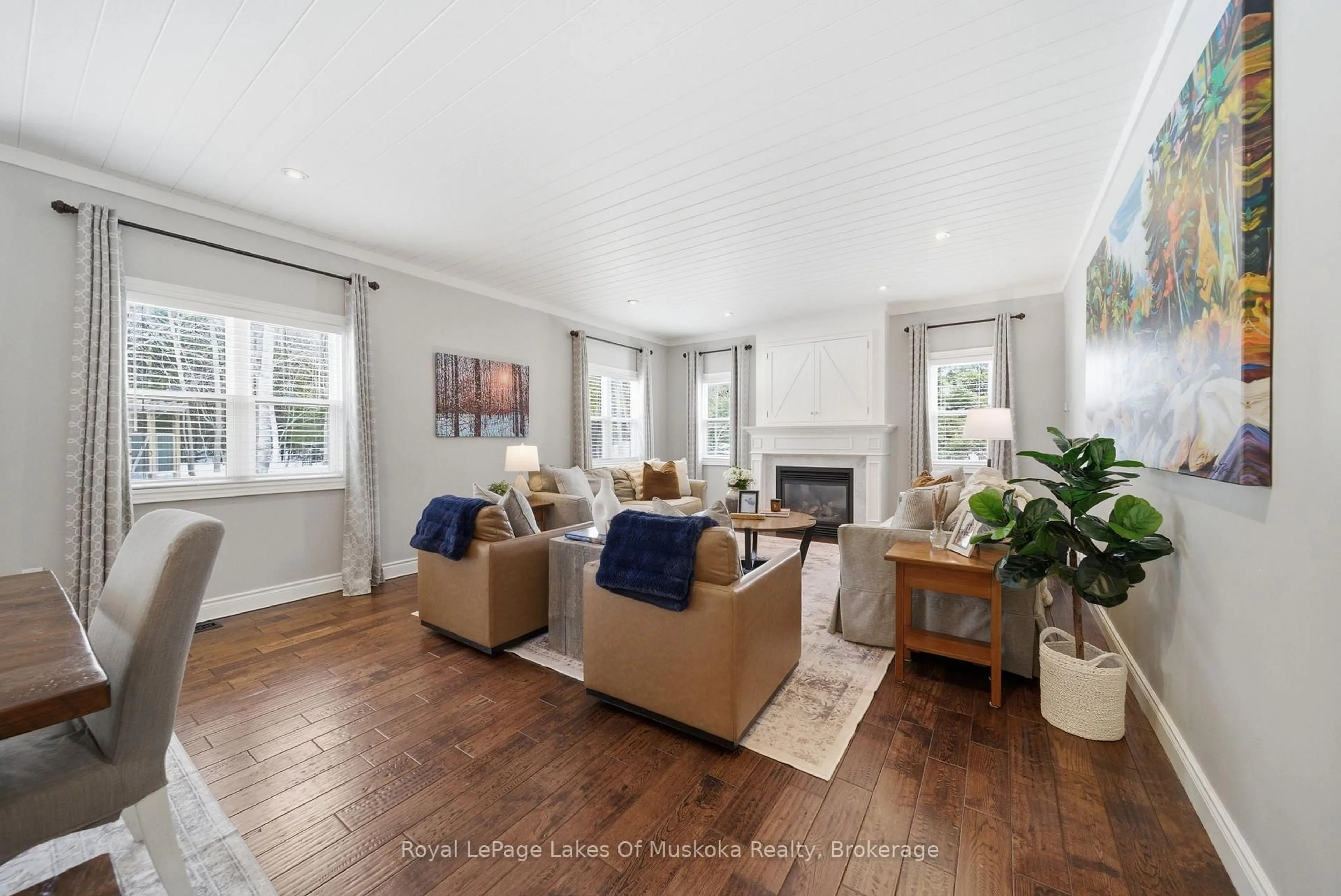 Living room with furniture, unknown for 2029 Elana Dr, Severn Ontario L3V 0C1