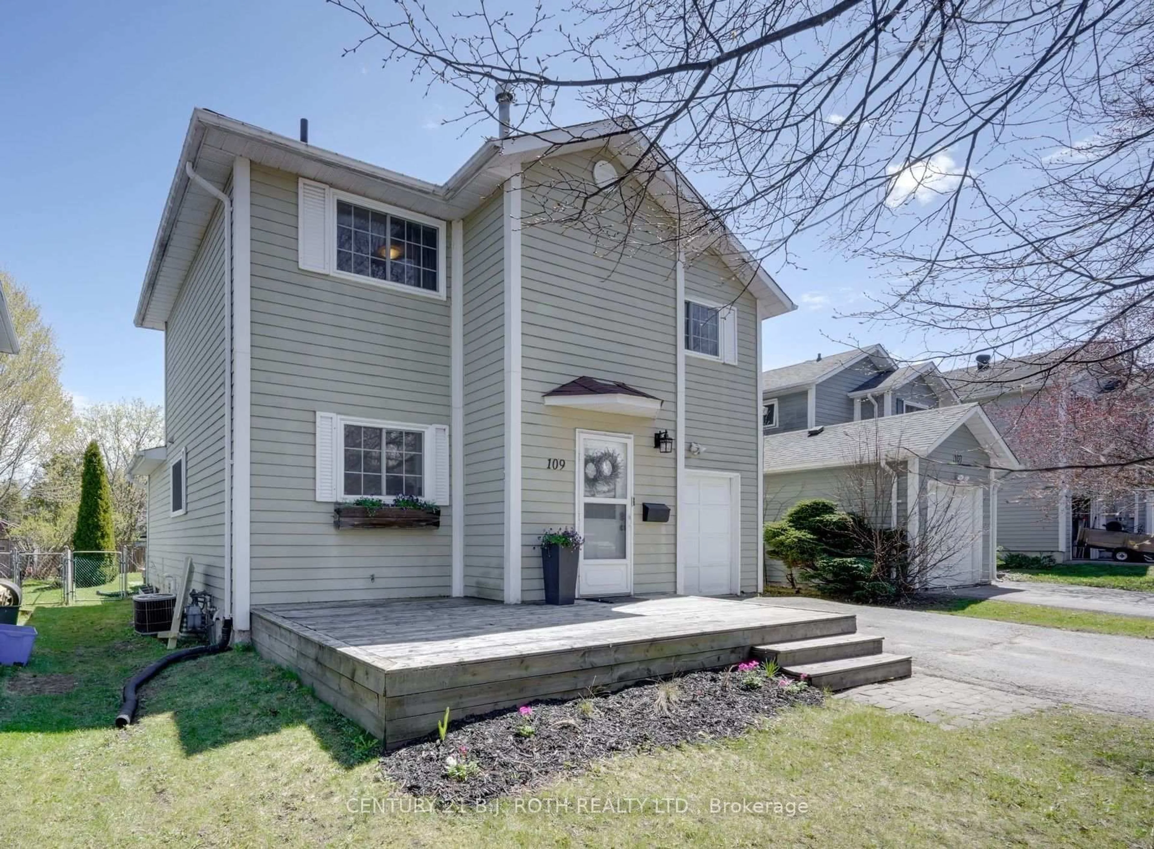 Home with vinyl exterior material, street for 109 Elizabeth St, Barrie Ontario L4N 6P2