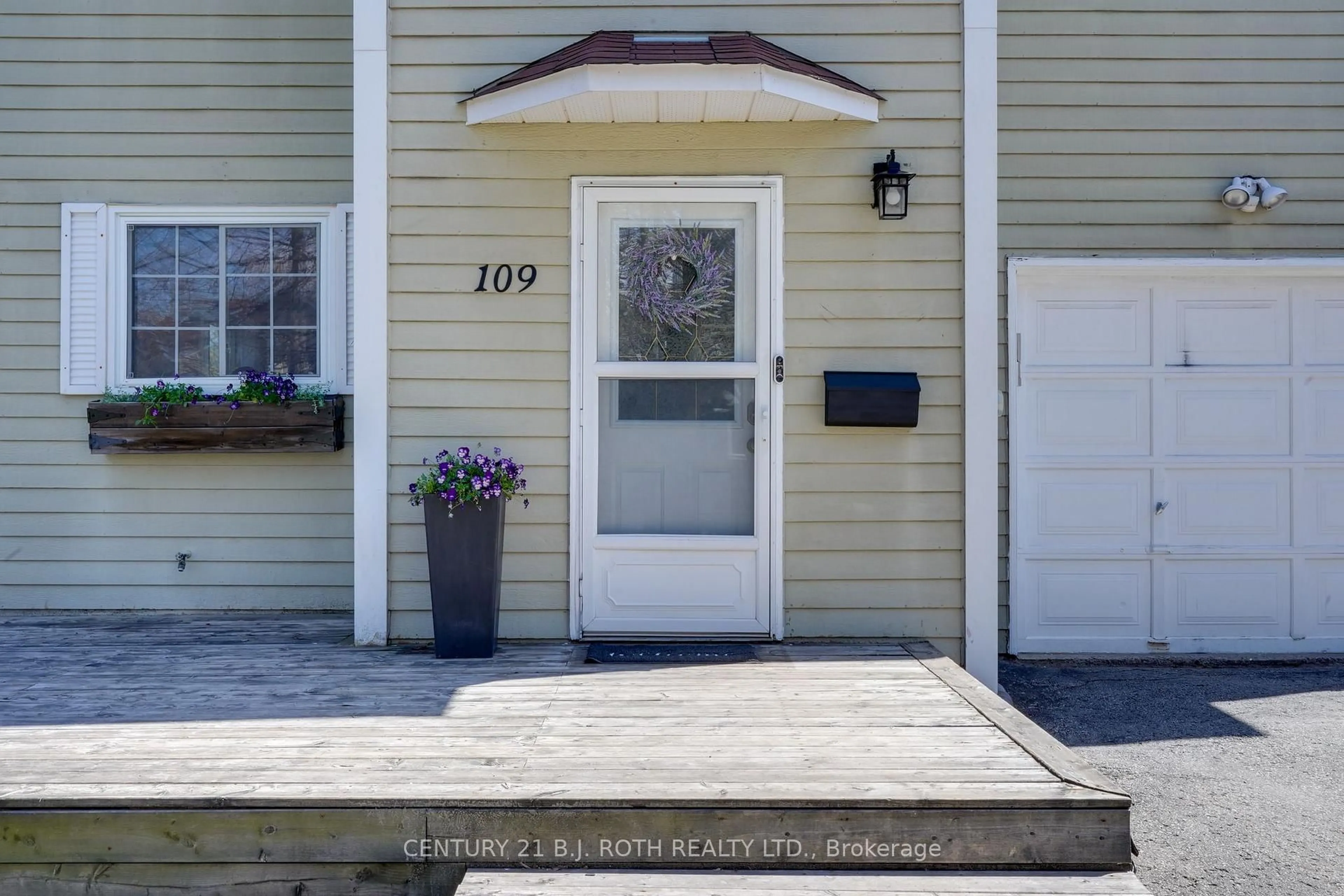 Indoor entryway for 109 Elizabeth St, Barrie Ontario L4N 6P2
