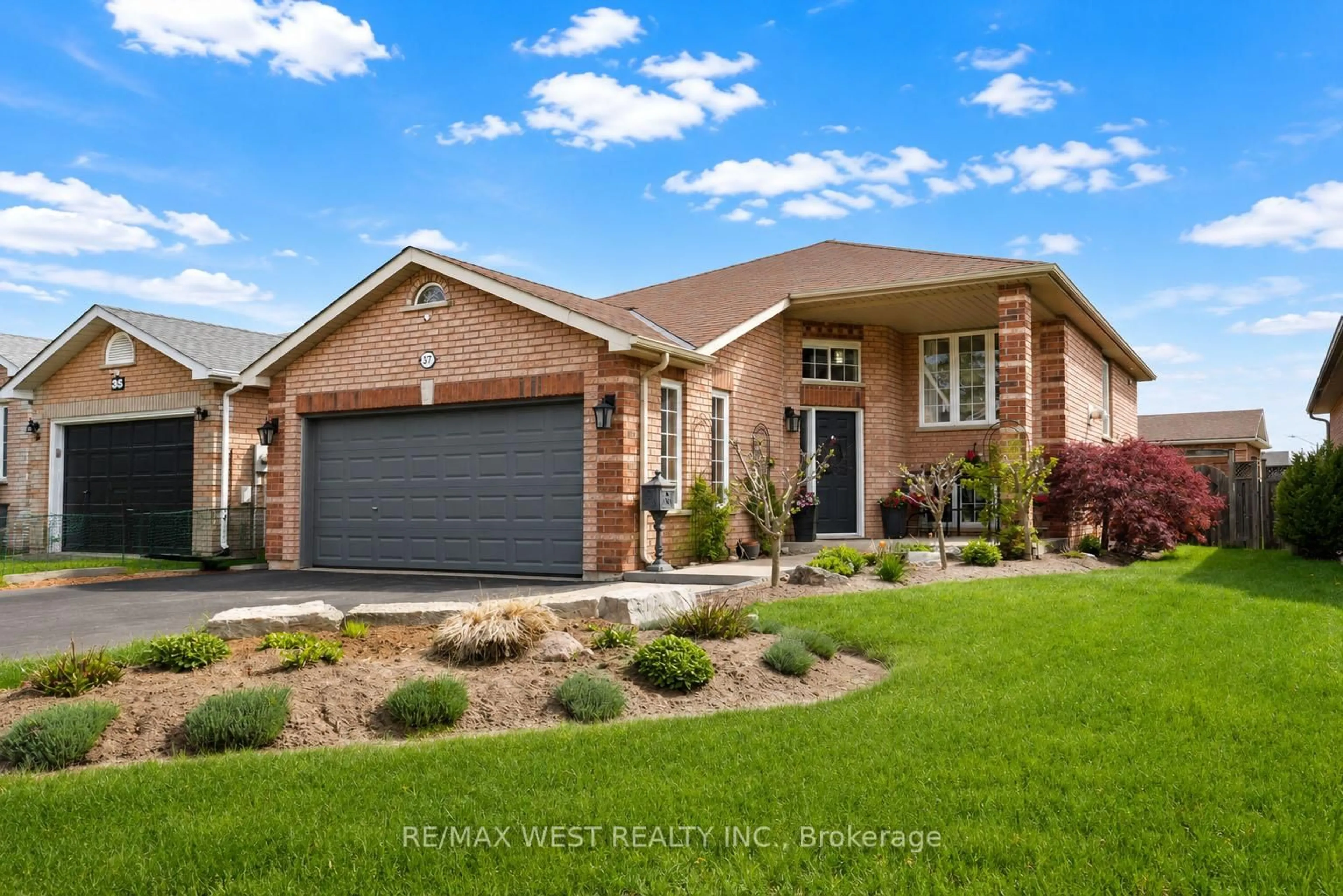 Home with brick exterior material, street for 37 Kell Pl, Barrie Ontario L4N 9K5