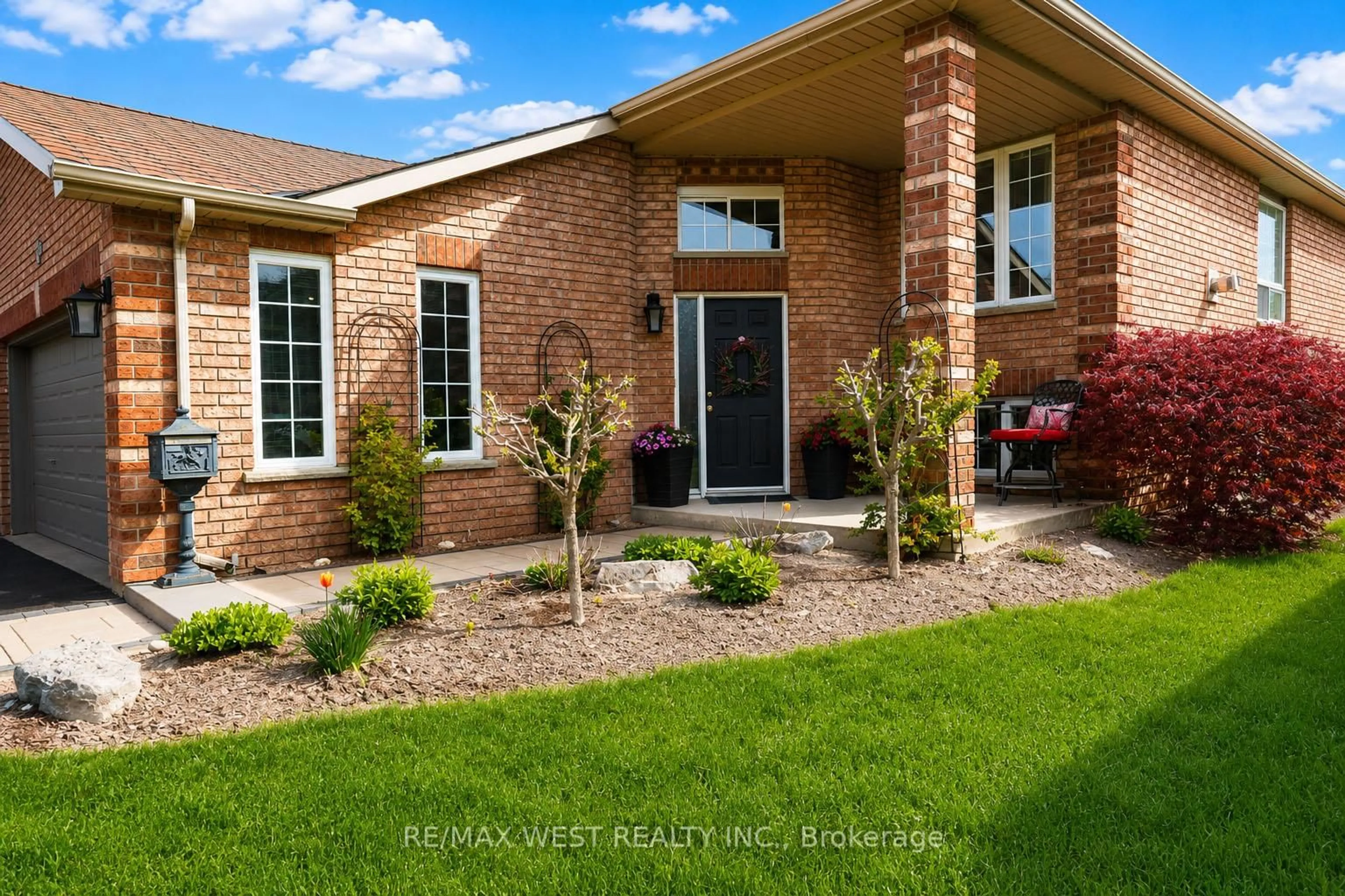 Home with brick exterior material, street for 37 Kell Pl, Barrie Ontario L4N 9K5