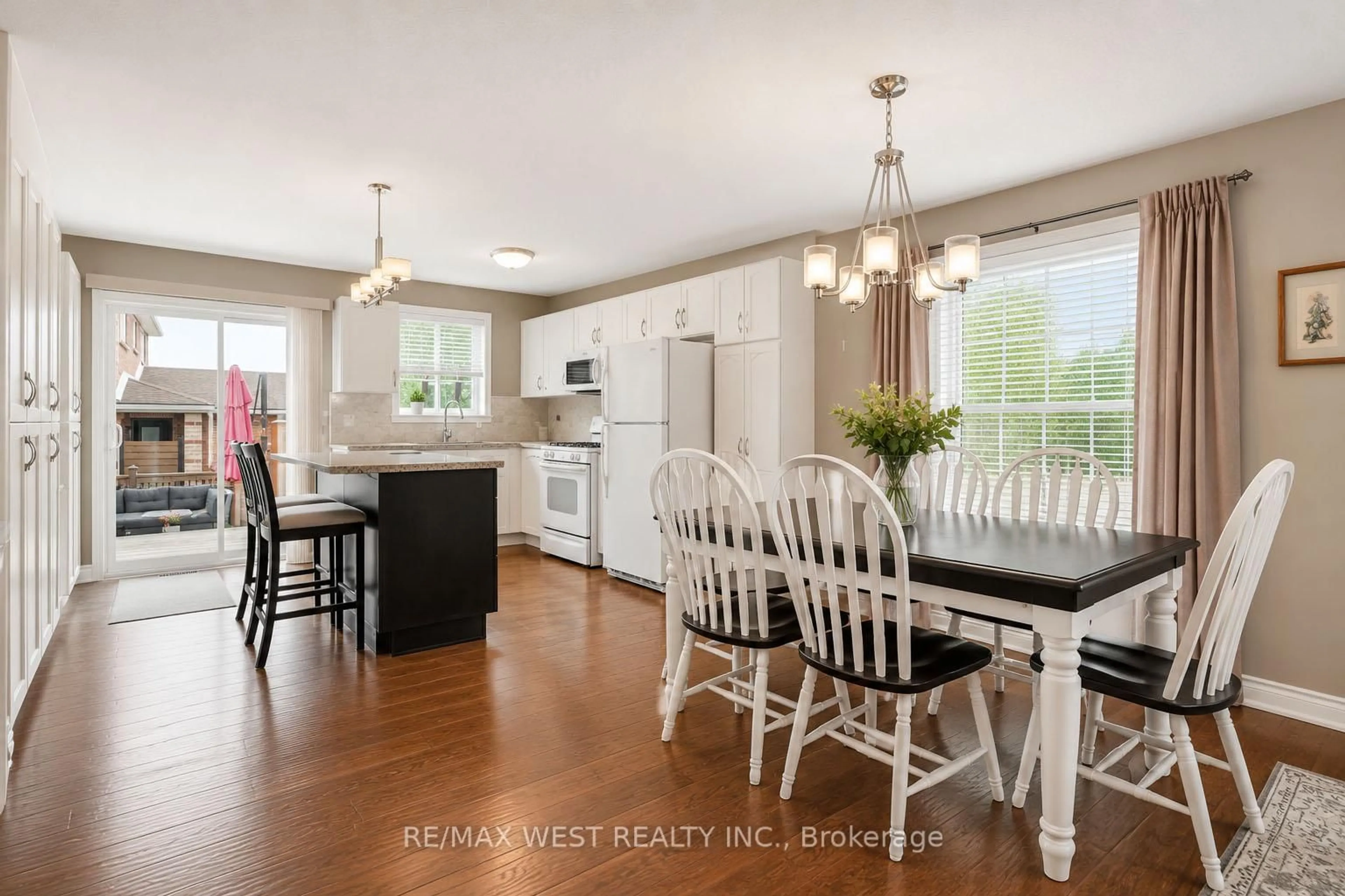 Open concept kitchen, wood/laminate floor for 37 Kell Pl, Barrie Ontario L4N 9K5