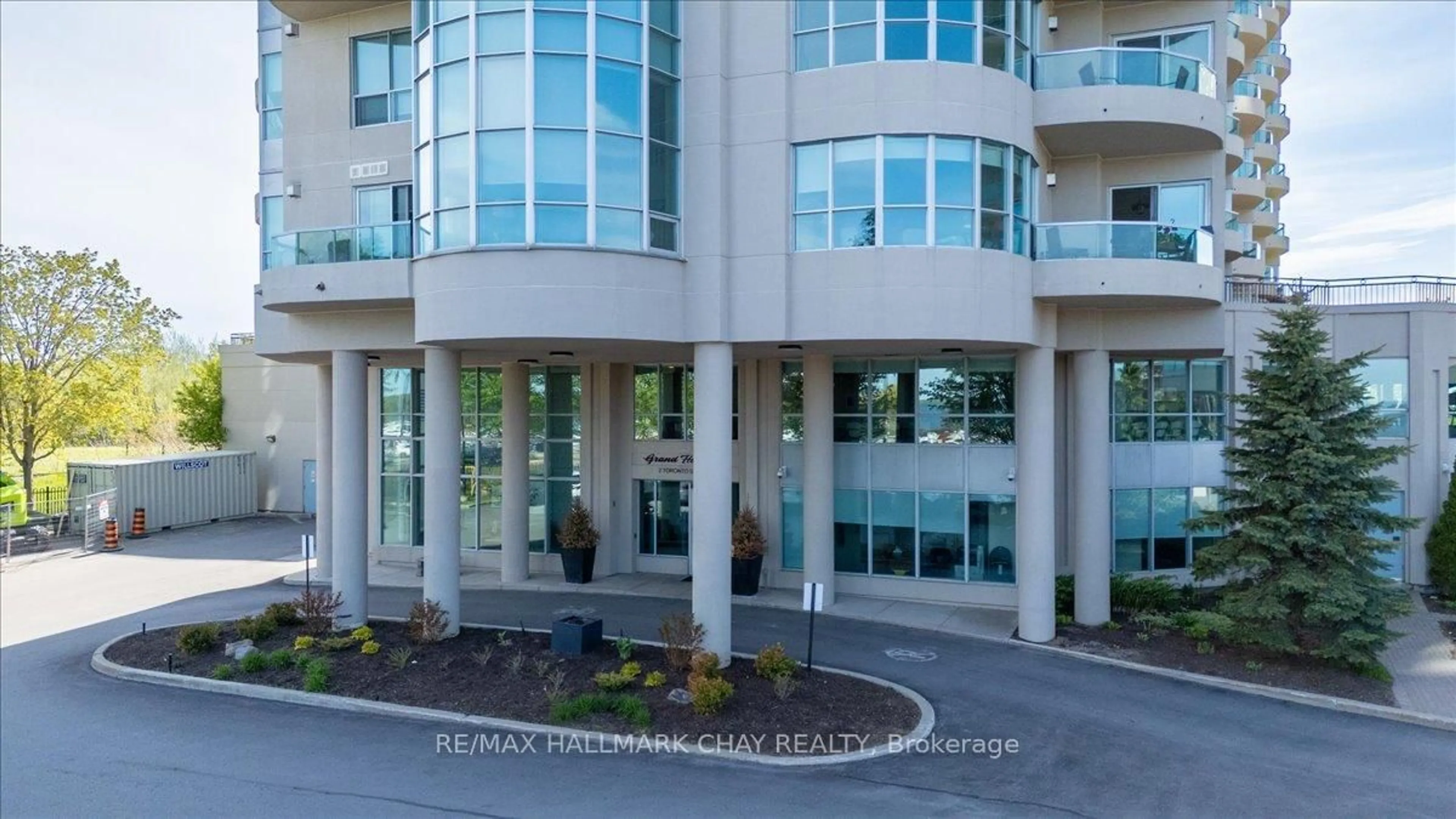 Indoor foyer for 2 Toronto St #1409, Barrie Ontario L4N 9R2