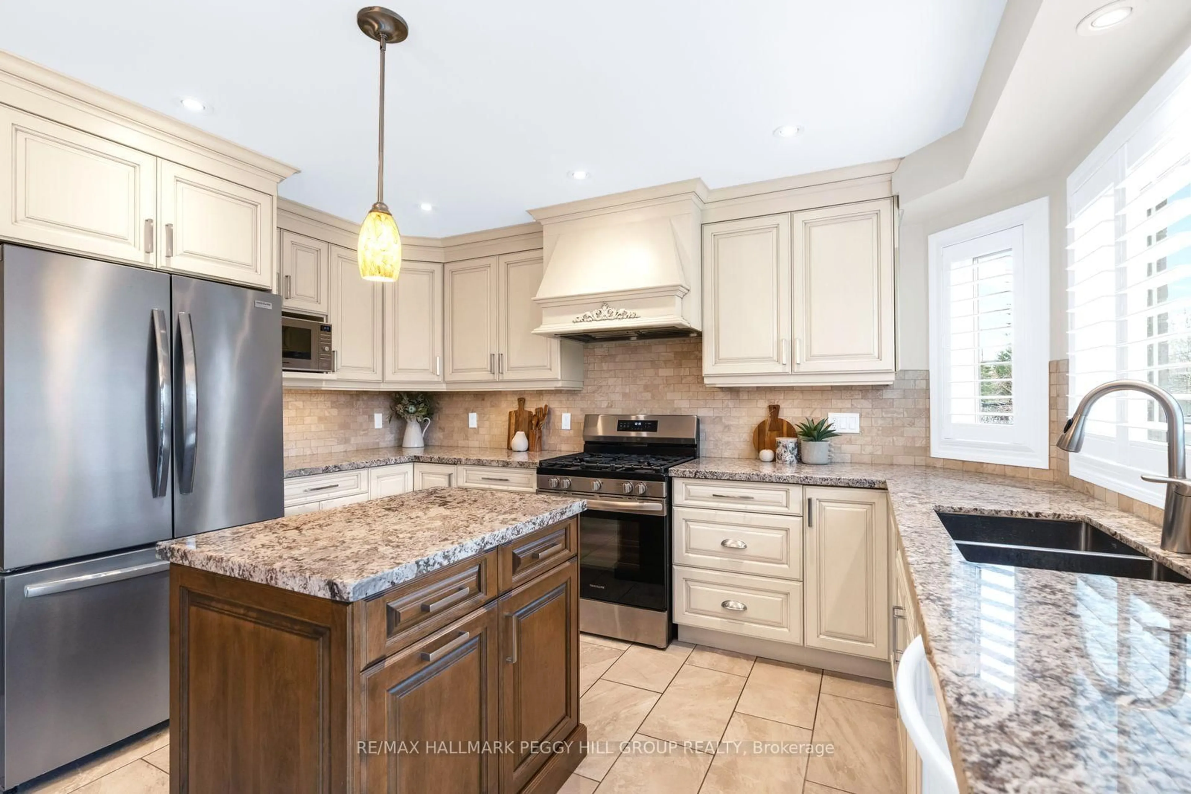 Open concept kitchen, ceramic/tile floor for 87 Cityview Circ, Barrie Ontario L4N 7V1