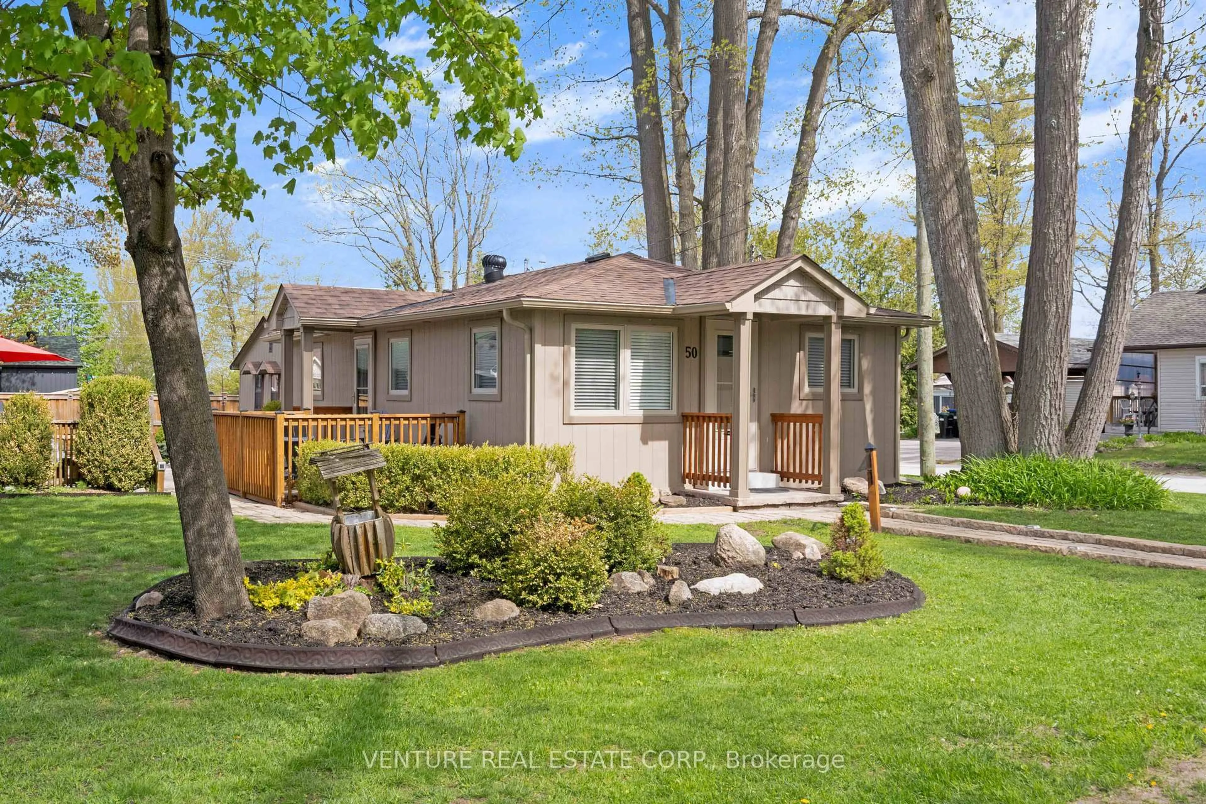Home with vinyl exterior material, street for 50 Forest Ave, Wasaga Beach Ontario L9Z 2K4