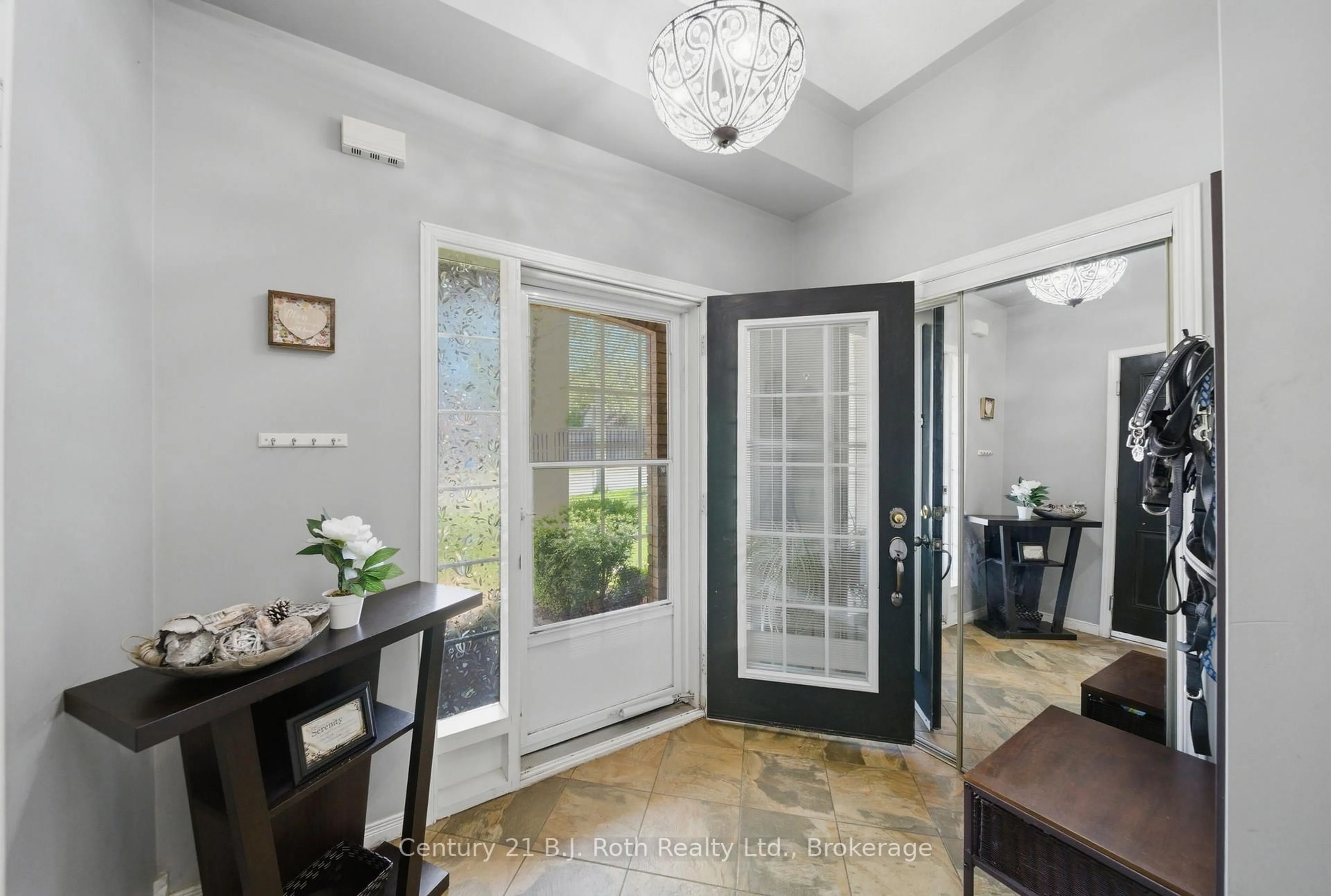 Indoor entryway for 478 Regent St #5, Orillia Ontario L3V 4E3