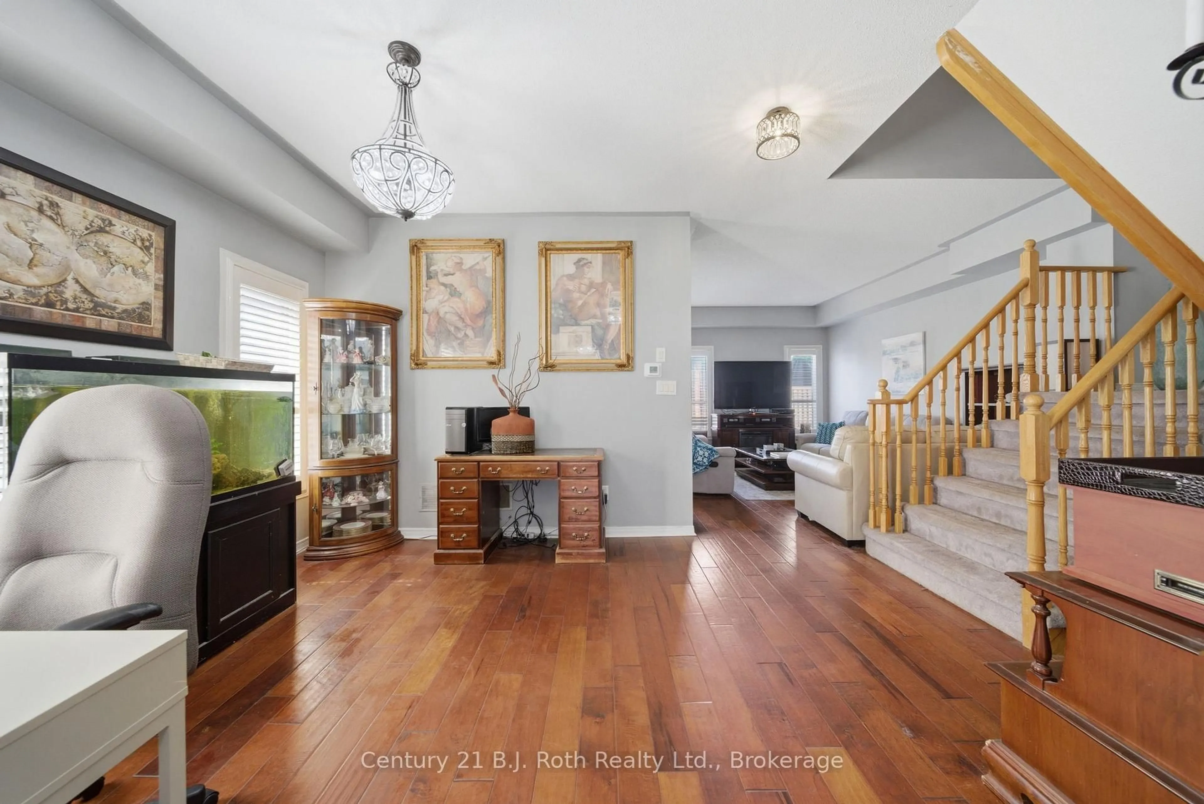 Indoor entryway for 478 Regent St #5, Orillia Ontario L3V 4E3