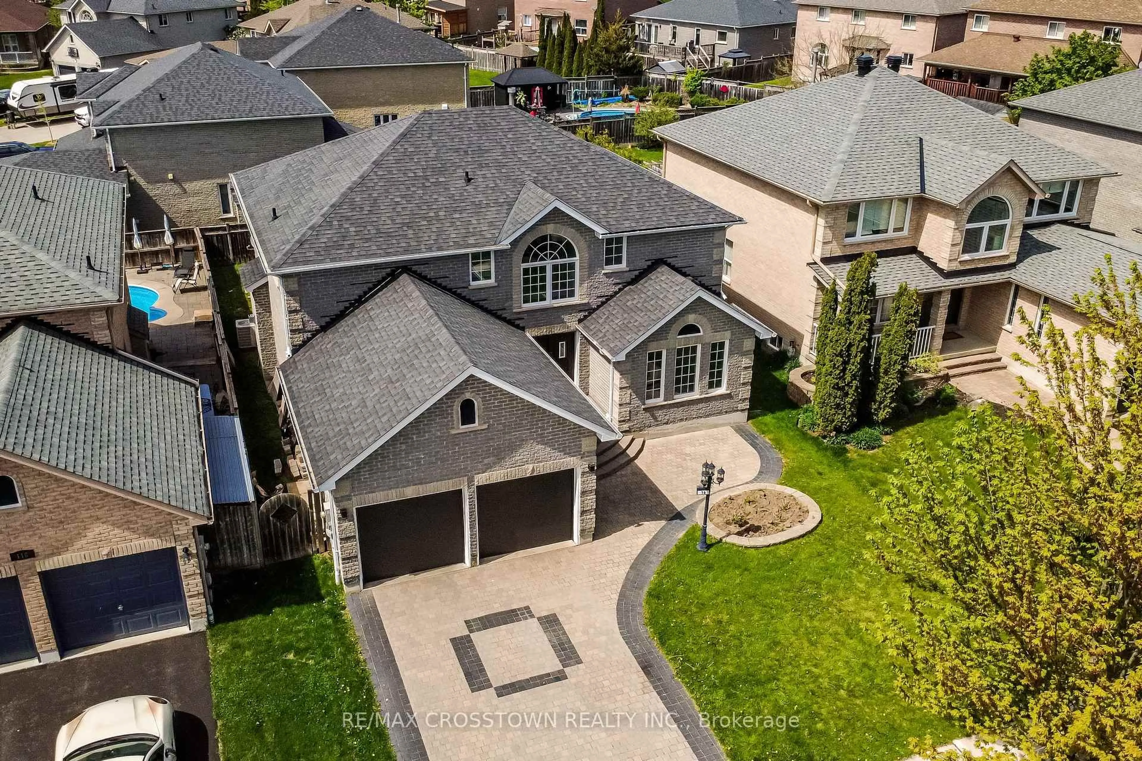 A pic from outside/outdoor area/front of a property/back of a property/a pic from drone, street for 116 Esther Dr, Barrie Ontario L4N 0V5