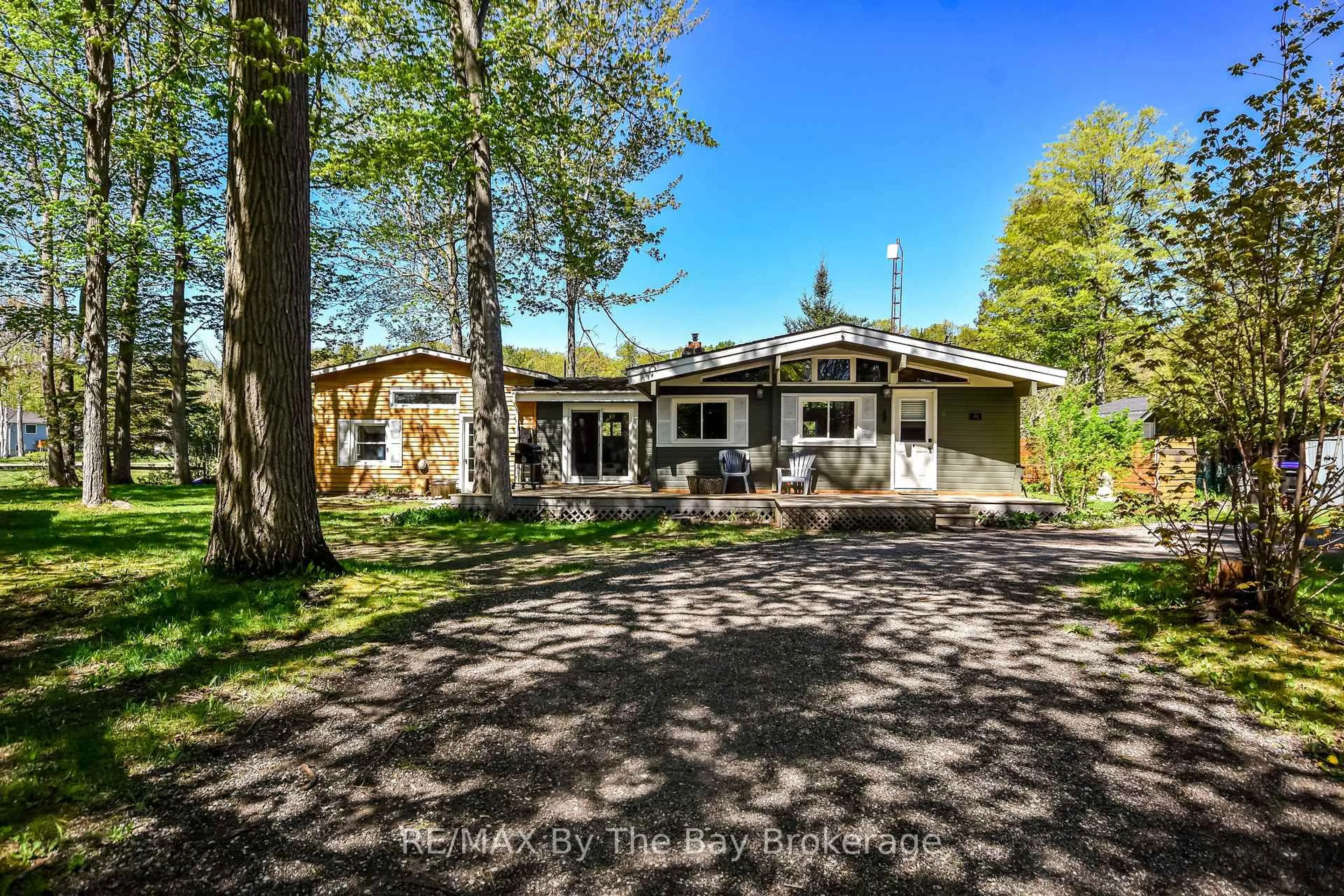 A pic from outside/outdoor area/front of a property/back of a property/a pic from drone, unknown for 22 Talon Tr, Tiny Ontario L9M 0E1