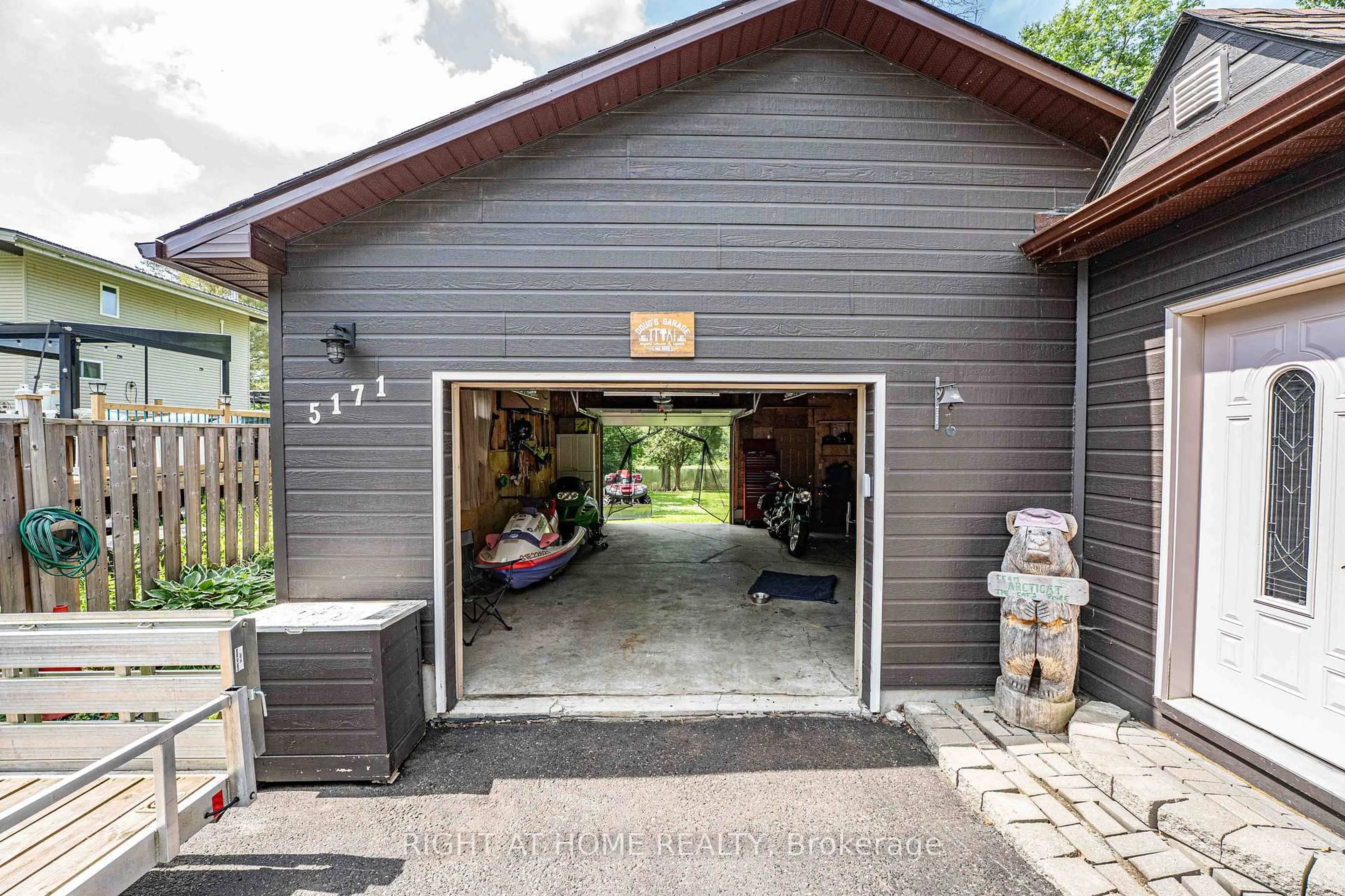 Indoor garage for 5171 Severn Pines Cres, Severn Ontario L0K 2B0