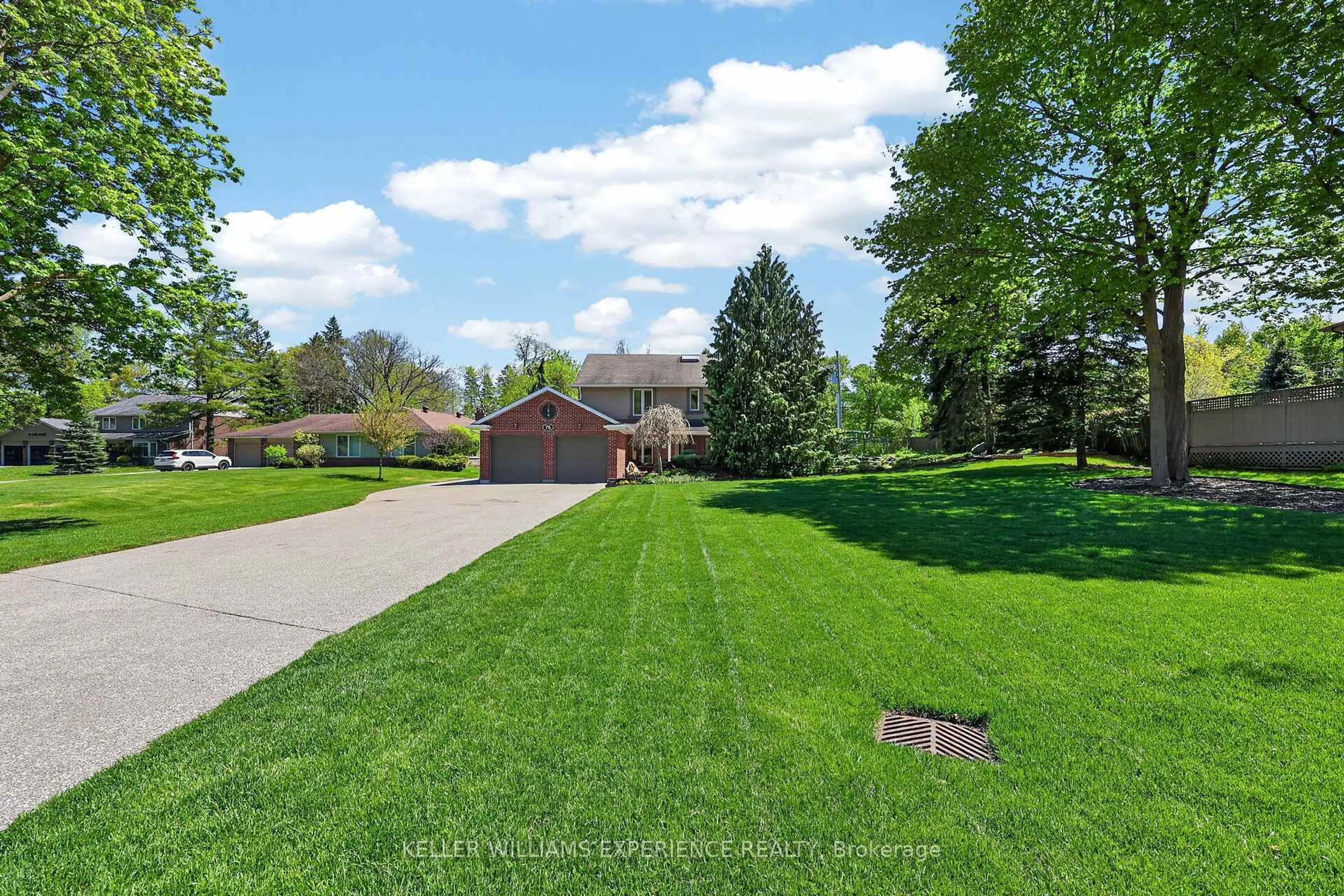 A pic from outside/outdoor area/front of a property/back of a property/a pic from drone, street for 76 Royal Oak Dr, Barrie Ontario L4N 7S6