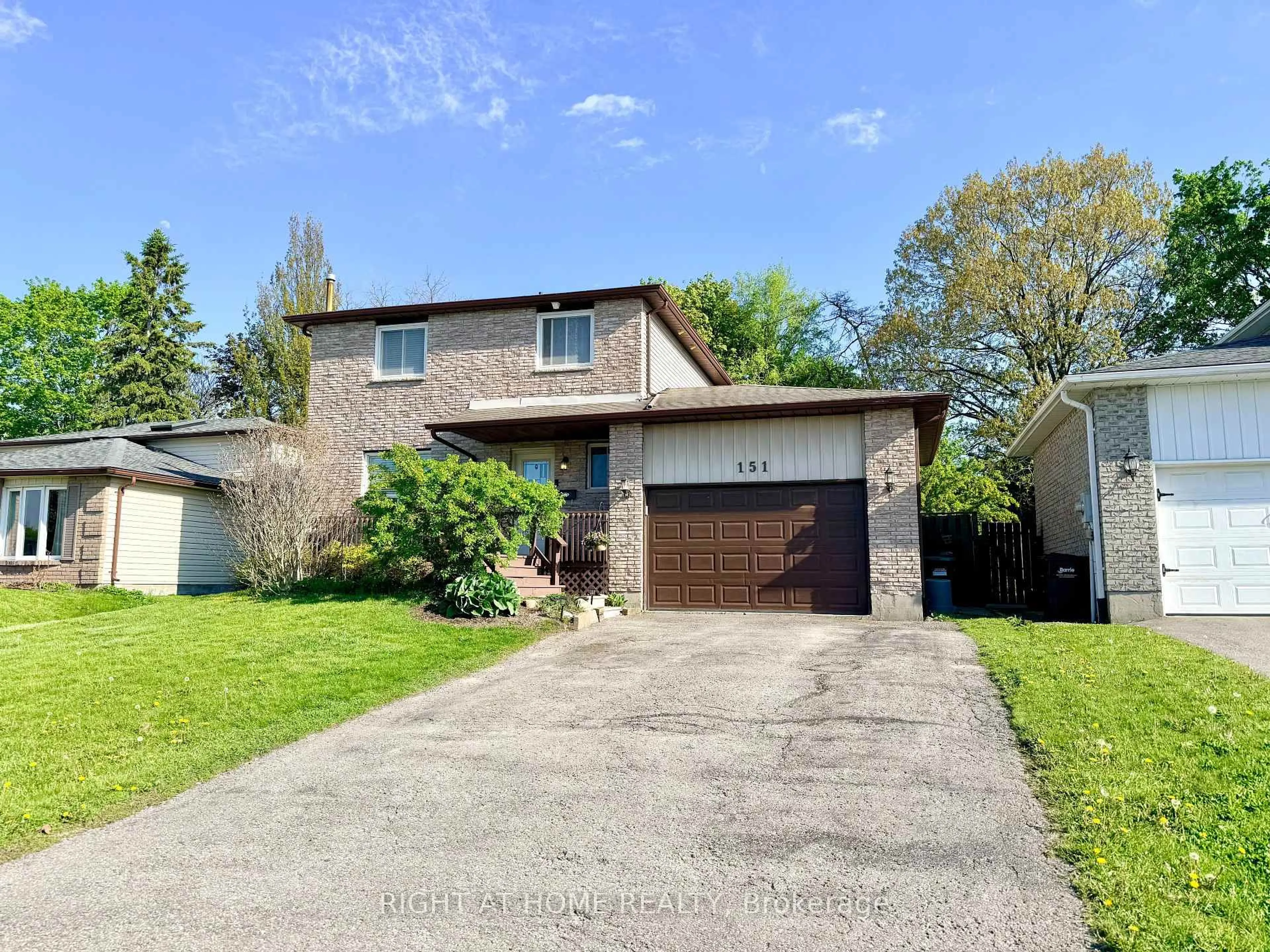 A pic from outside/outdoor area/front of a property/back of a property/a pic from drone, street for 151 Little Ave, Barrie Ontario L4N 6L6