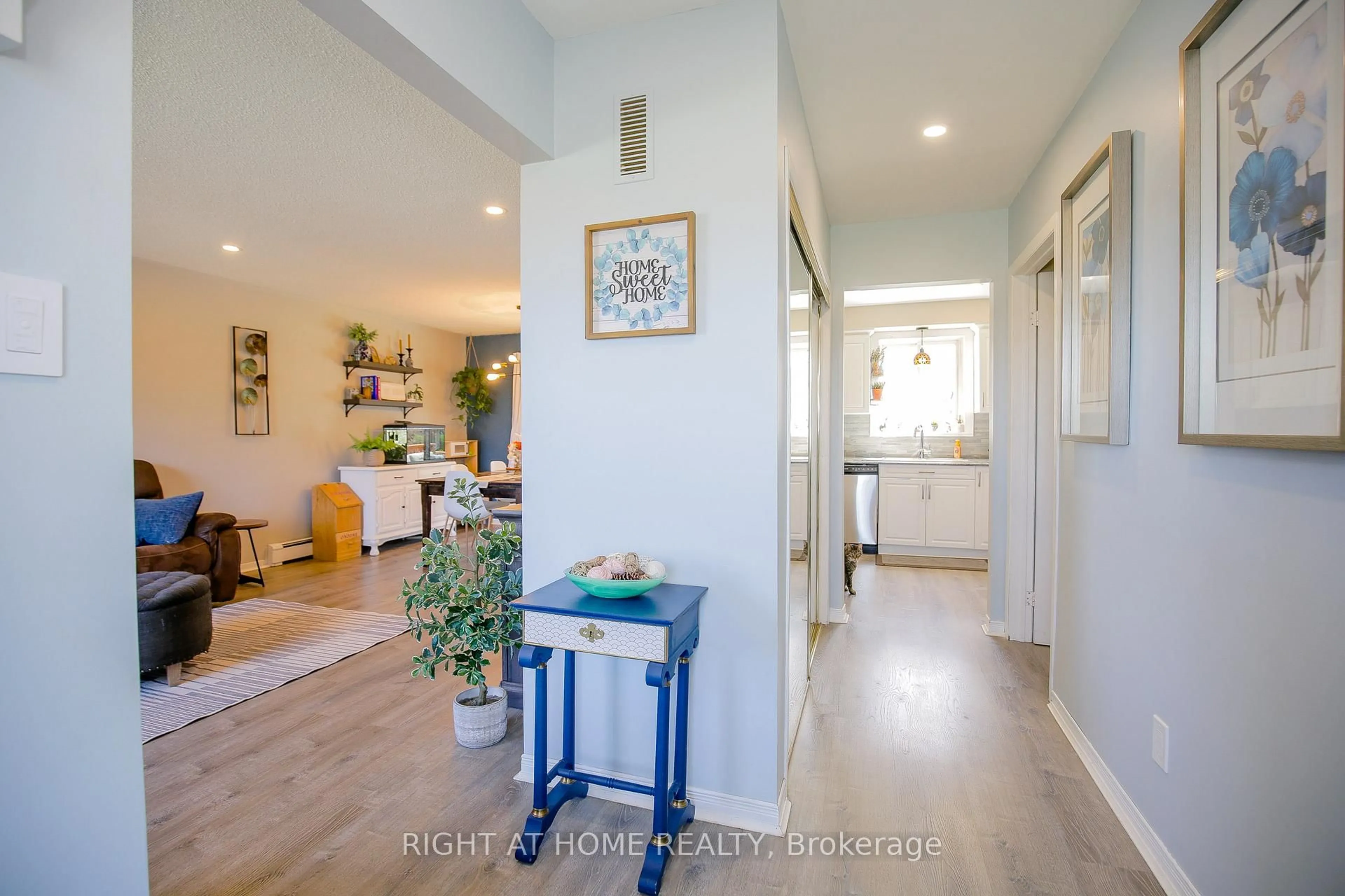 Indoor entryway for 151 Little Ave, Barrie Ontario L4N 6L6