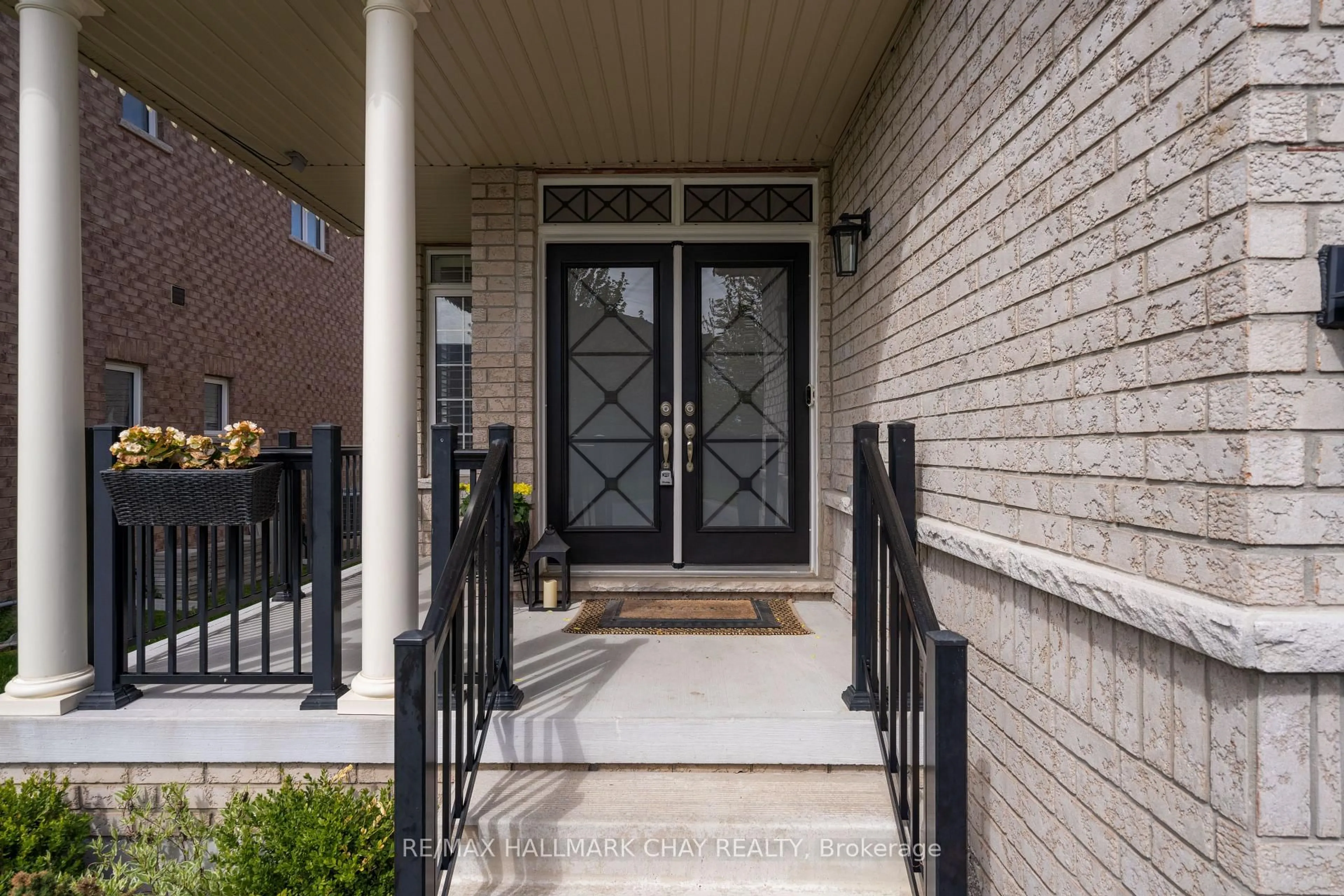 Indoor entryway for 20 Westminster Circ, Barrie Ontario L4M 0A3