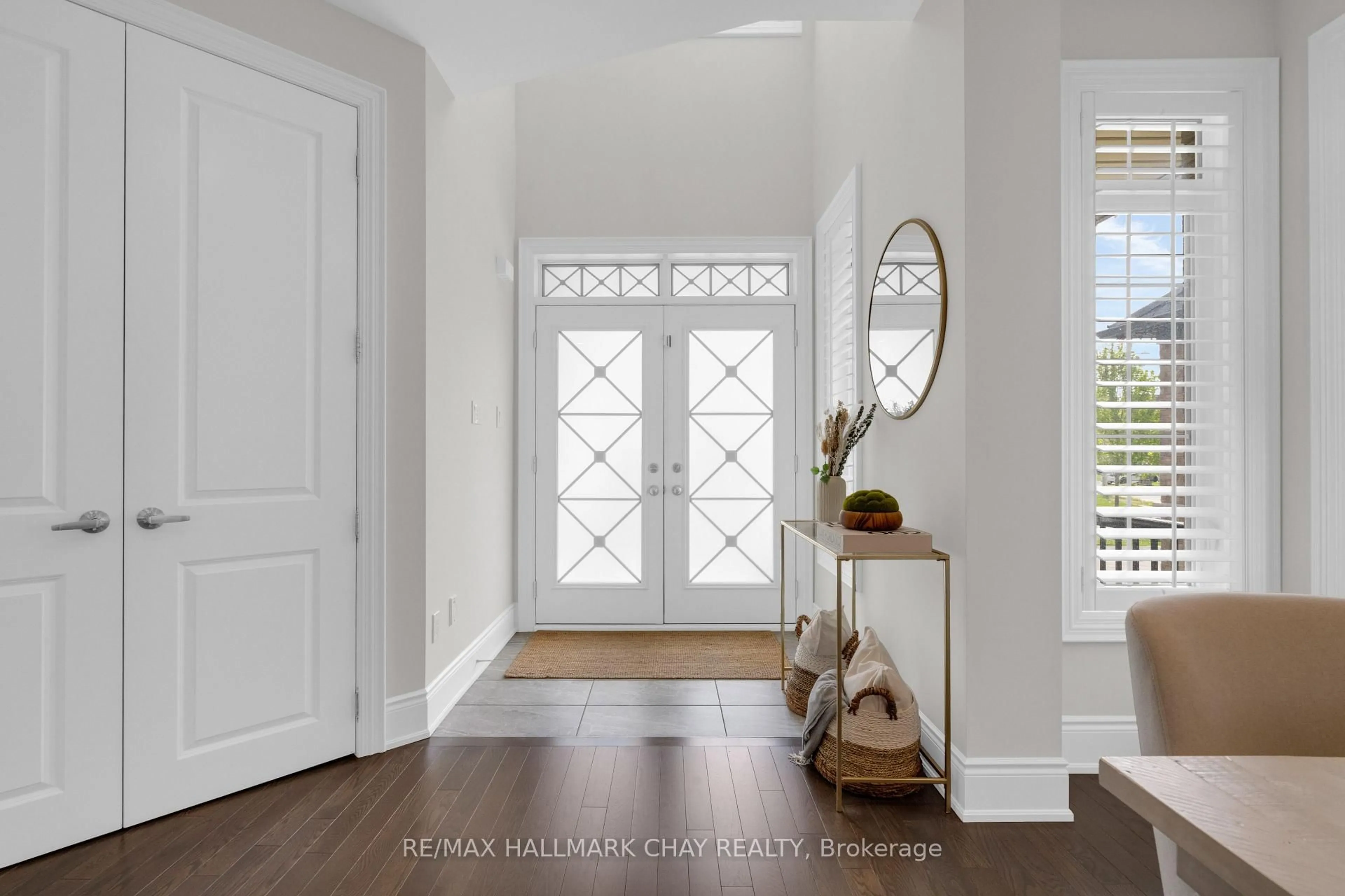 Indoor entryway for 20 Westminster Circ, Barrie Ontario L4M 0A3