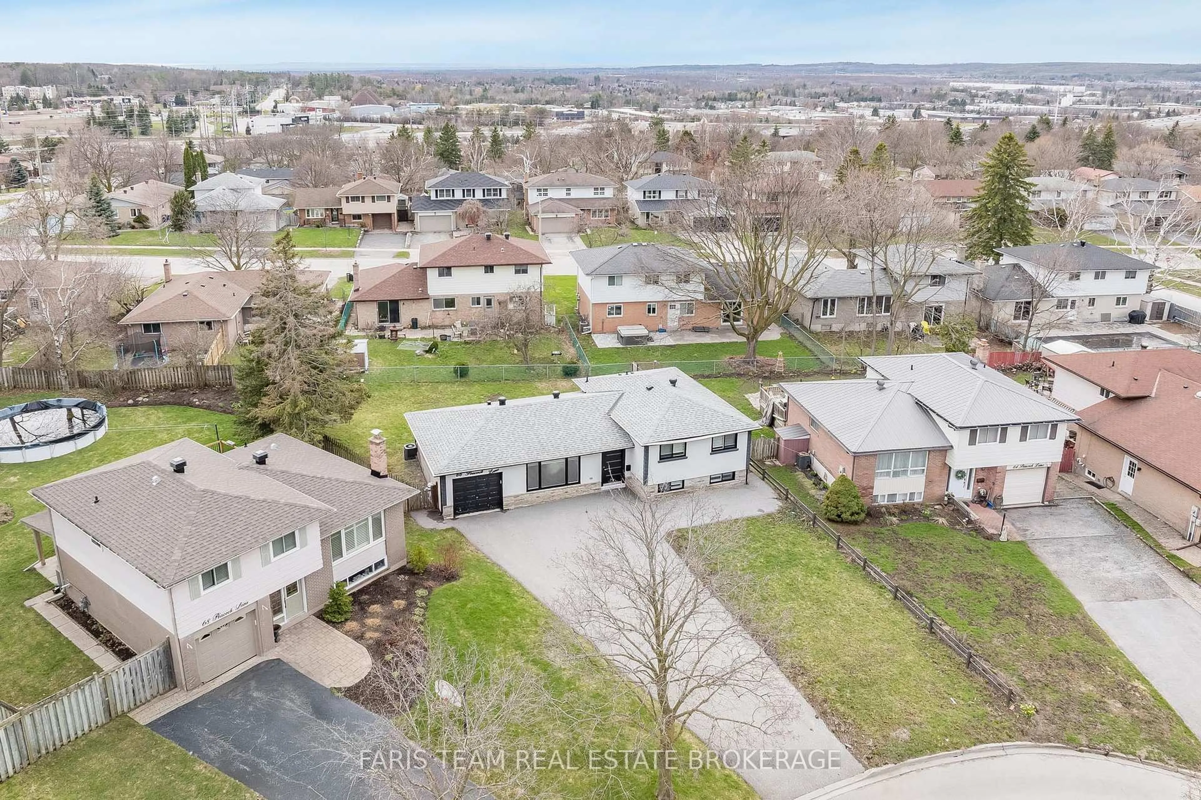 A pic from outside/outdoor area/front of a property/back of a property/a pic from drone, street for 66 Peacock Lane, Barrie Ontario L4N 3R9