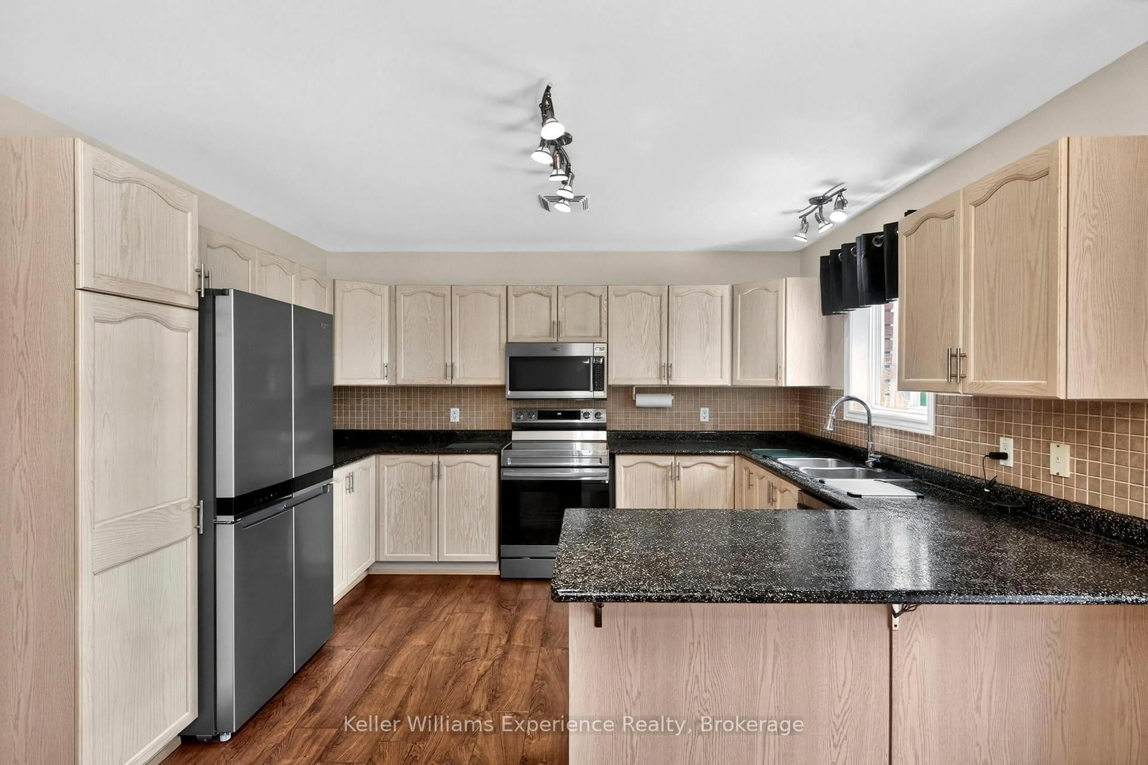 Open concept kitchen, unknown for 4 Byrnes Cres, Penetanguishene Ontario L9M 1W4