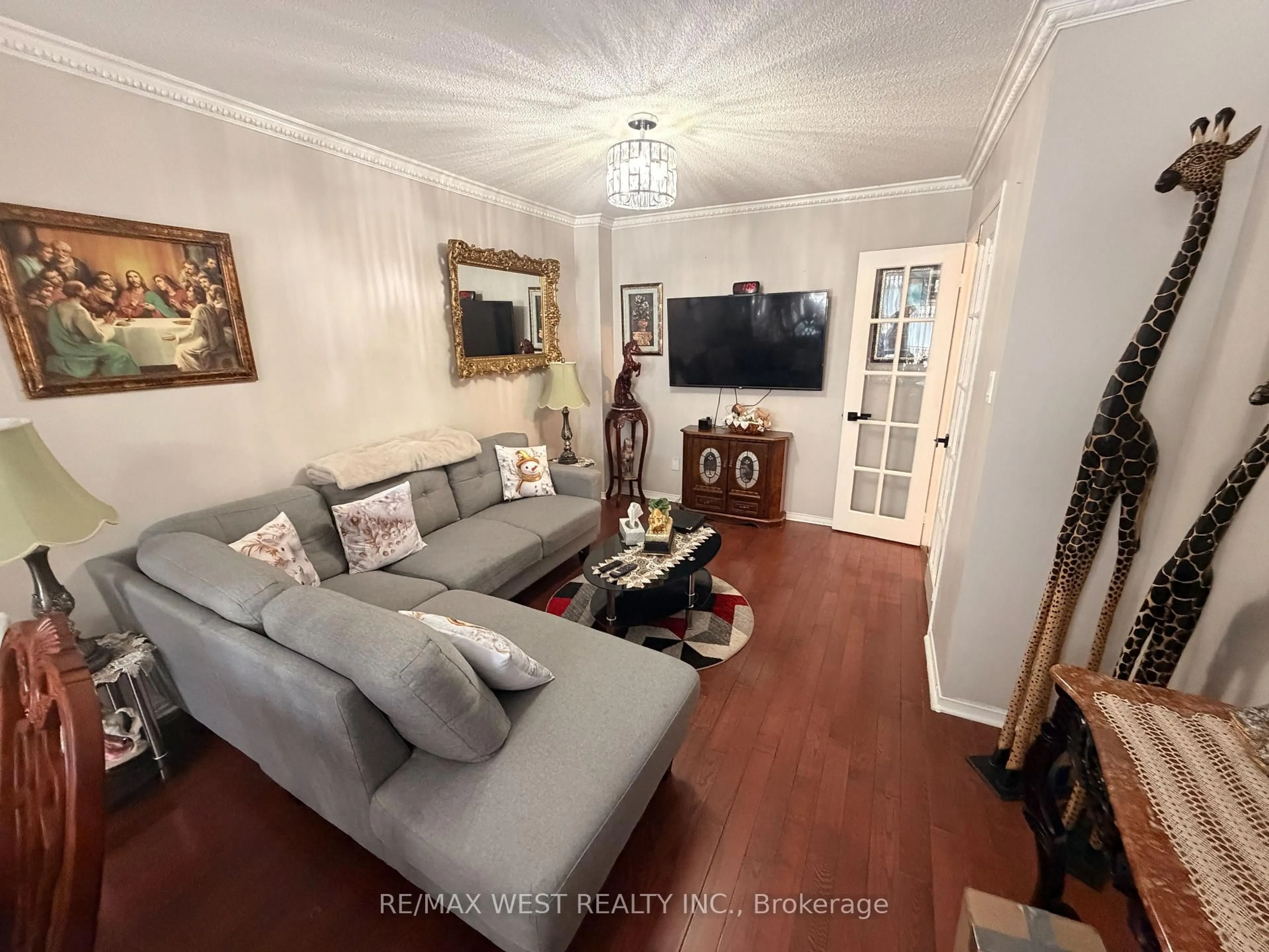 Living room with furniture, unknown for 87 Athabaska Rd, Barrie Ontario L4N 8E9