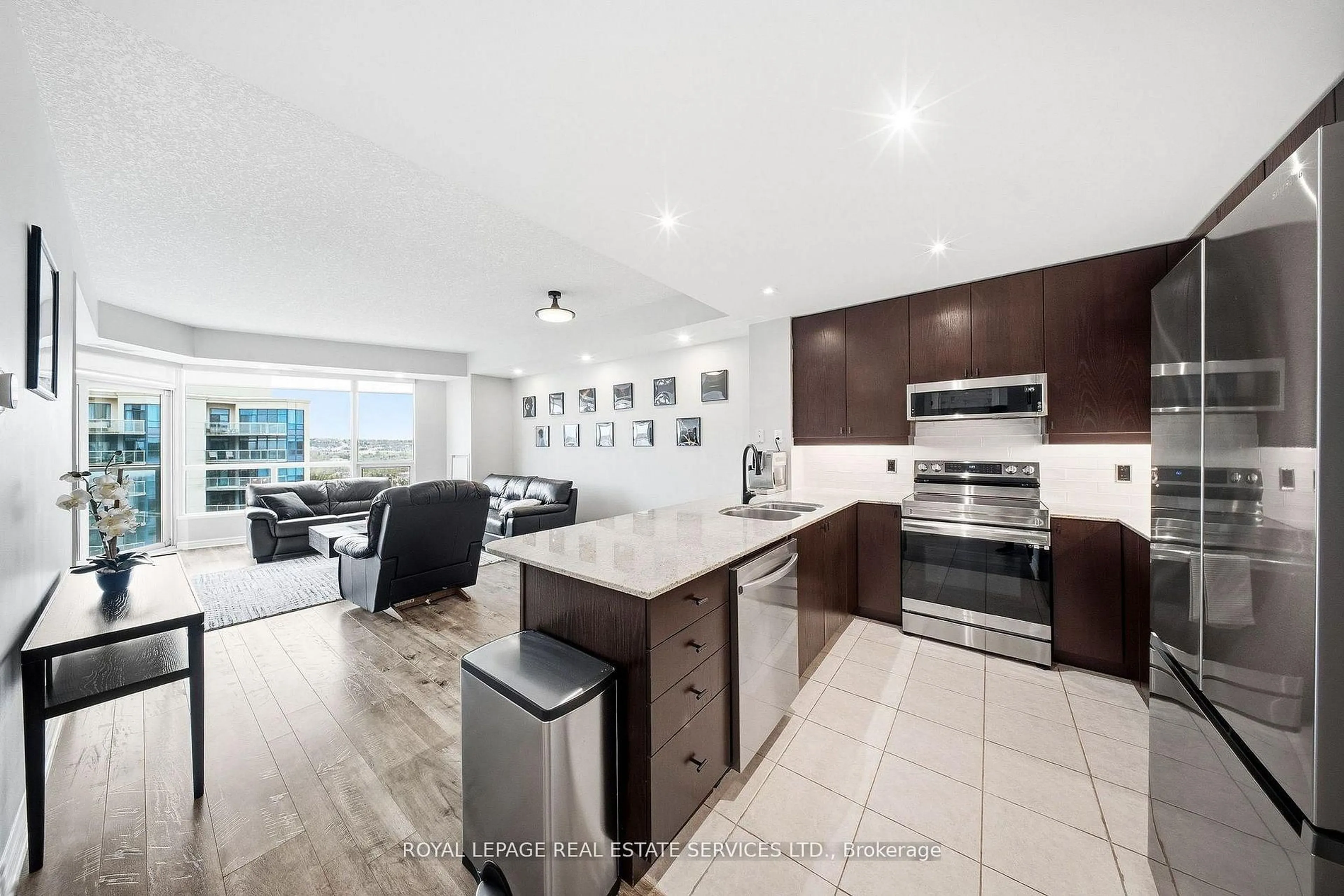 Open concept kitchen, ceramic/tile floor for 33 Ellen St #1509, Barrie Ontario L4N 6E9