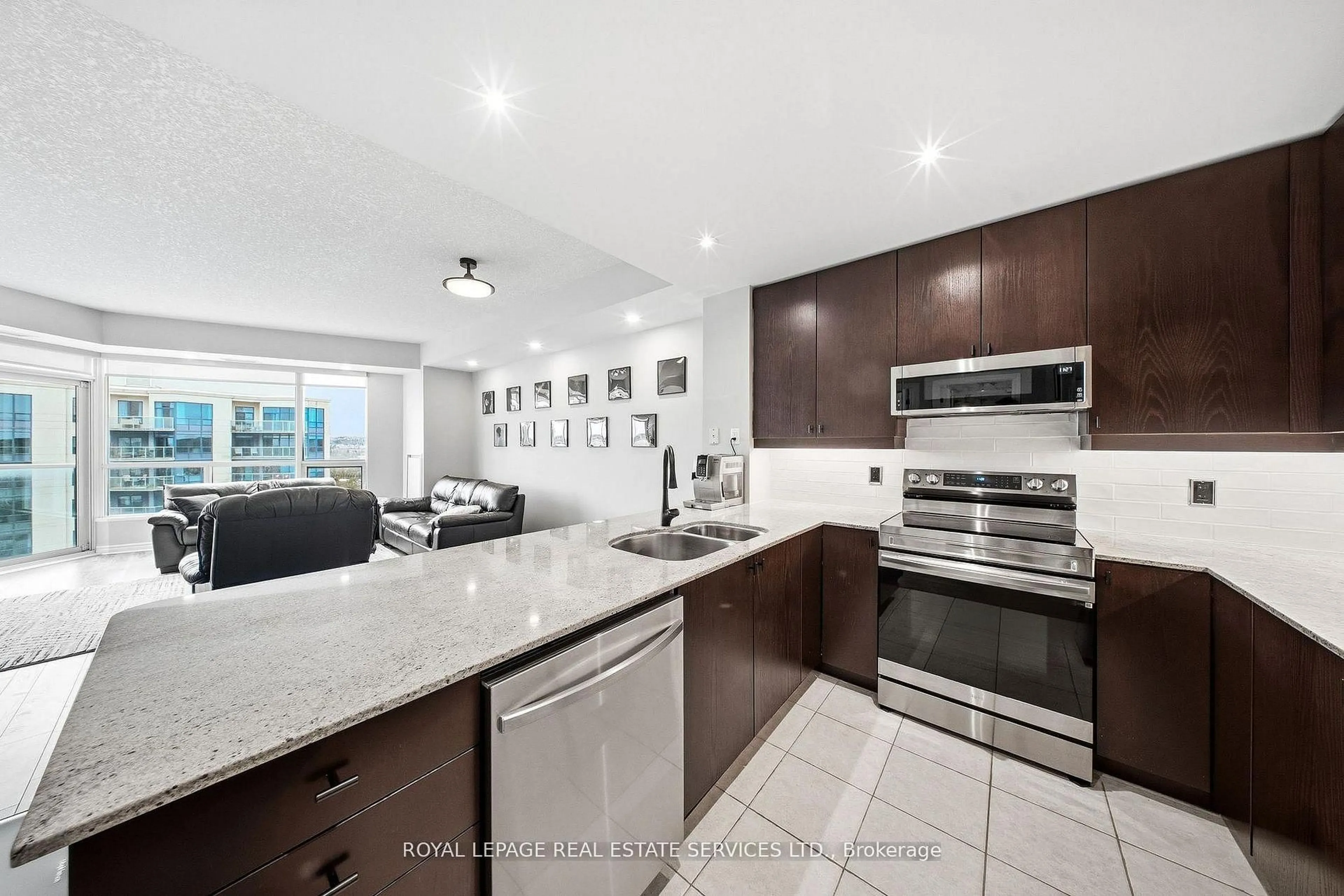 Open concept kitchen, ceramic/tile floor for 33 Ellen St #1509, Barrie Ontario L4N 6E9