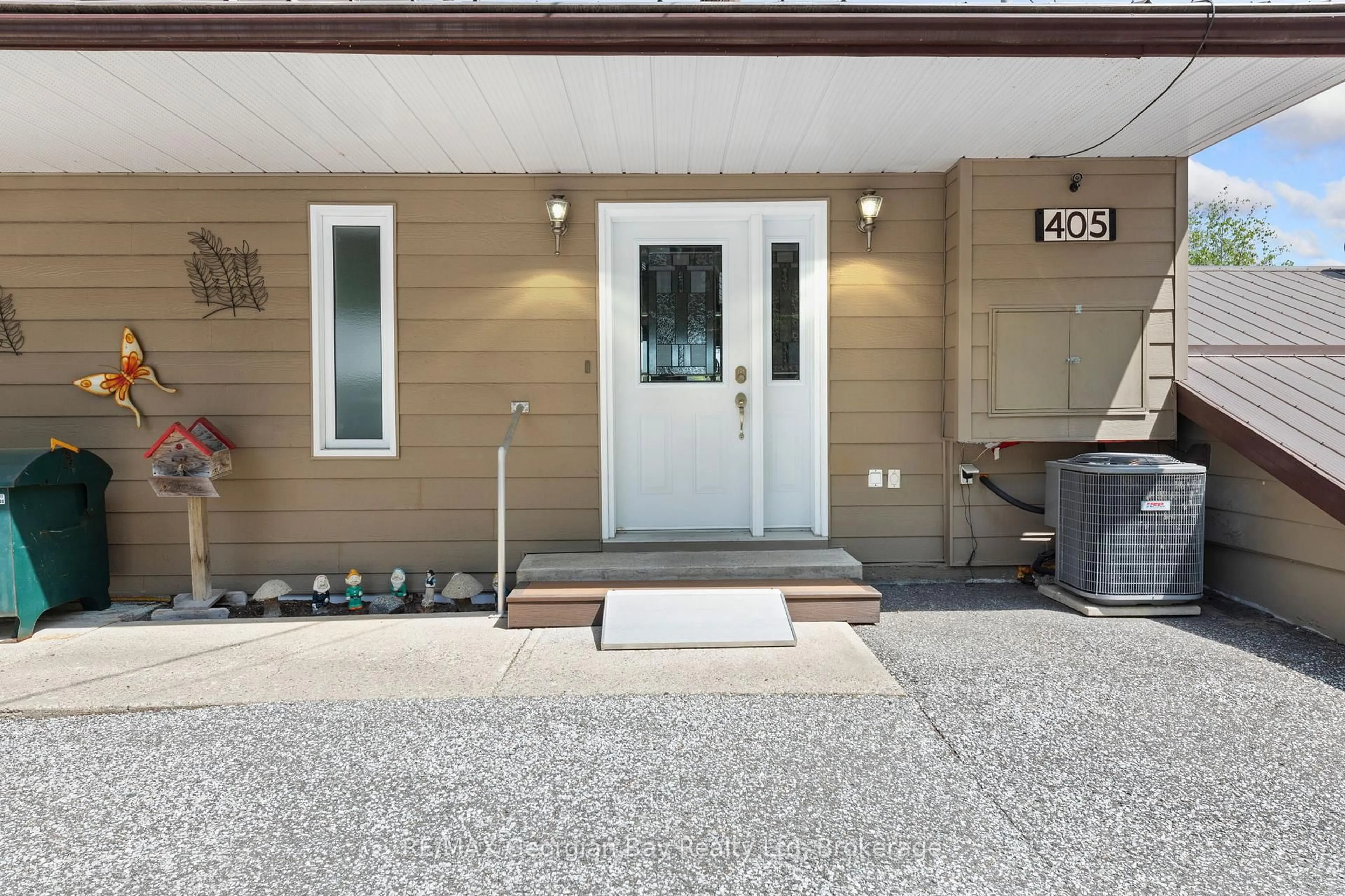 Indoor entryway for 405 Champlain Rd, Penetanguishene Ontario L9M 1S3