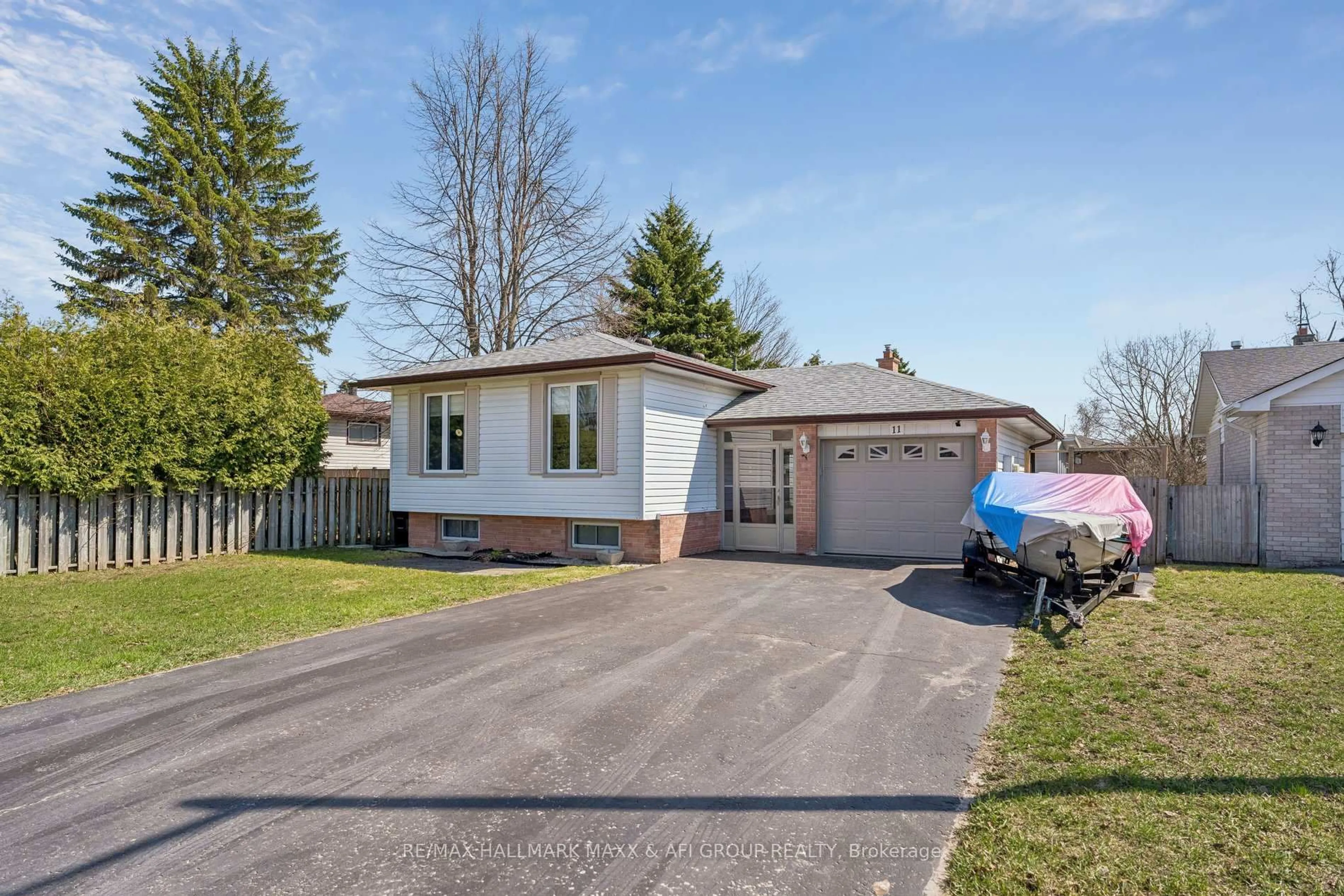 Home with vinyl exterior material, street for 11 Charlotte Crt, Barrie Ontario L4N 6B2