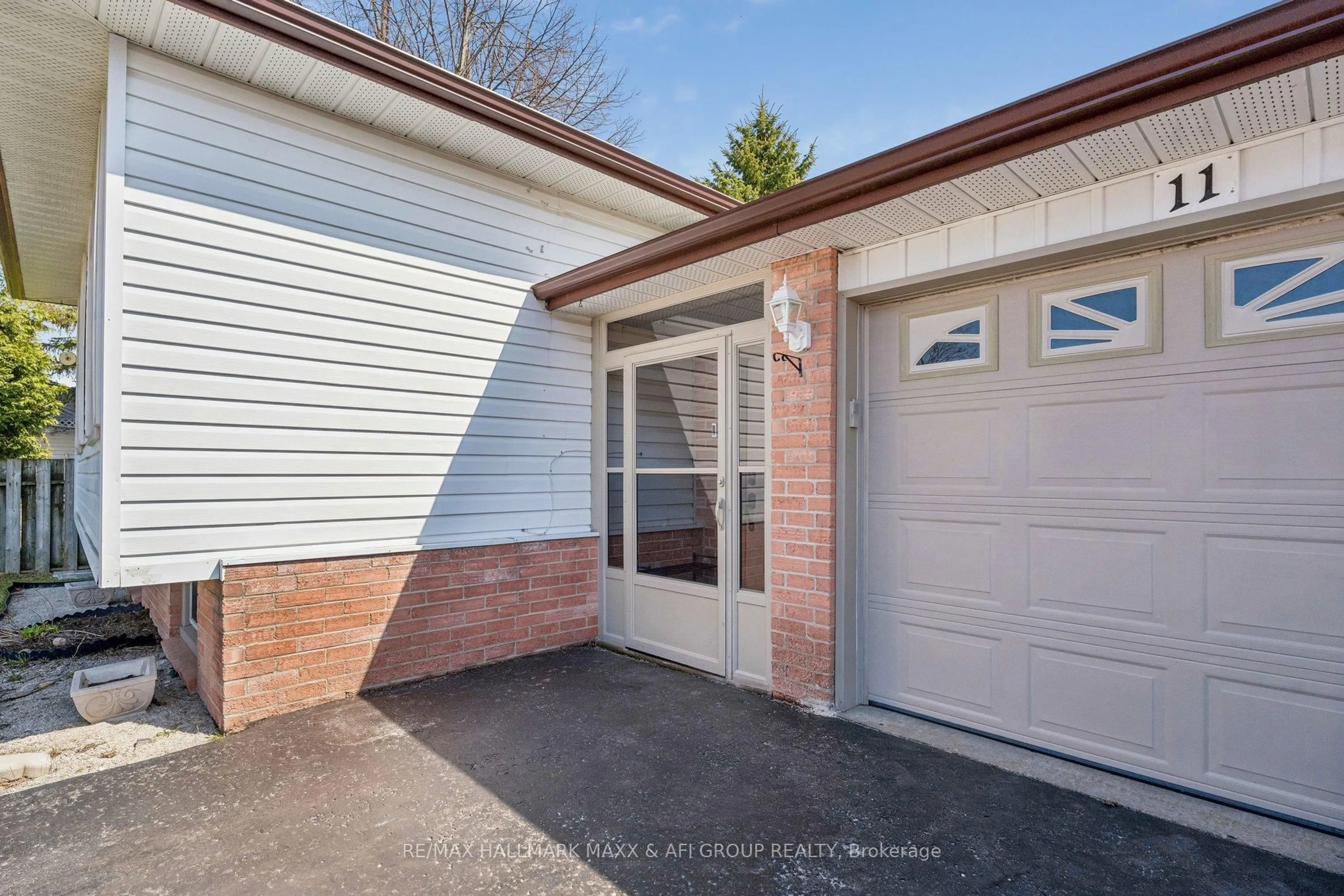 Unknown for 11 Charlotte Crt, Barrie Ontario L4N 6B2