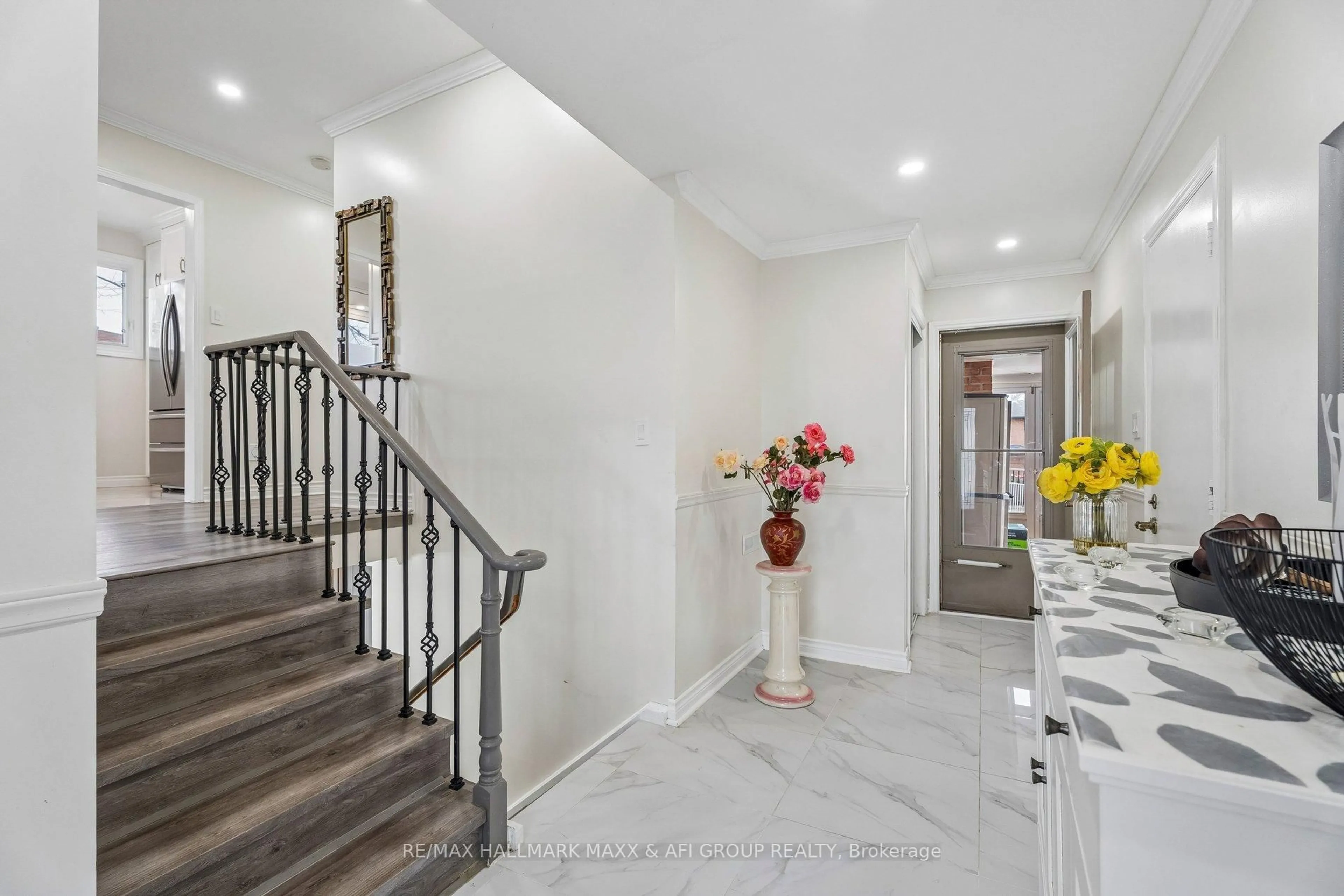 Unknown for 11 Charlotte Crt, Barrie Ontario L4N 6B2