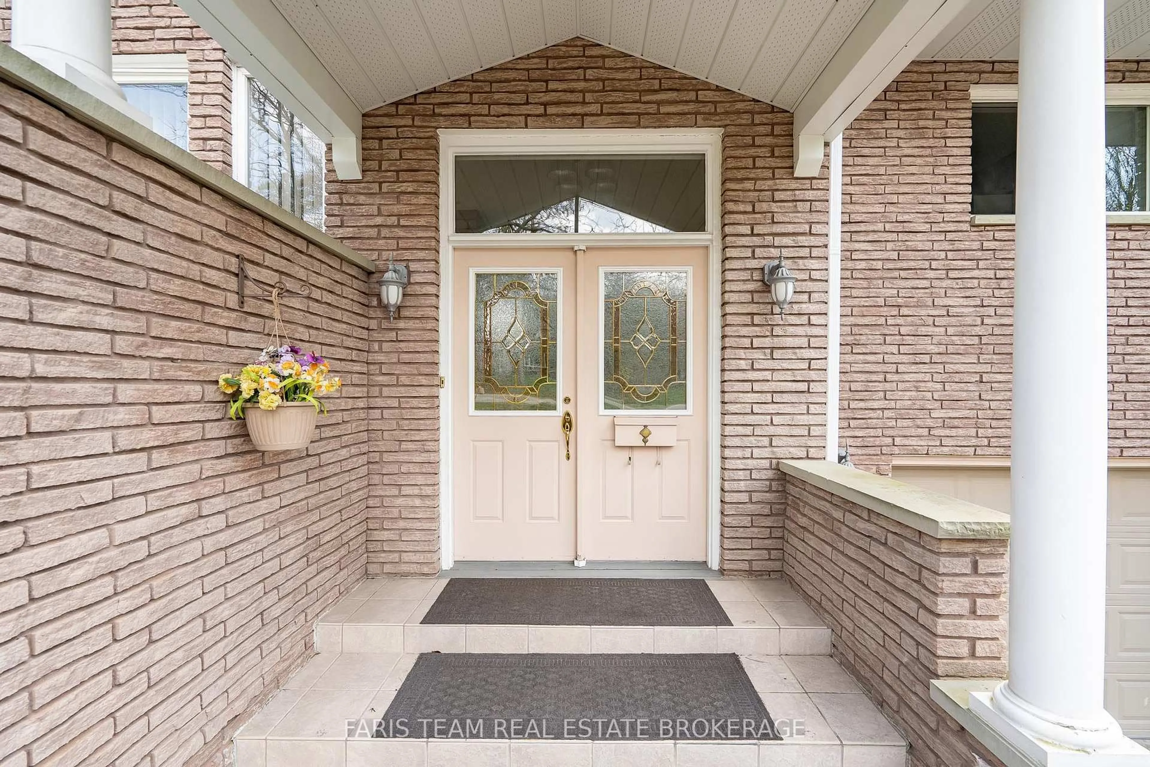 Indoor entryway for 21 Pooles Rd, Springwater Ontario L9X 0P5
