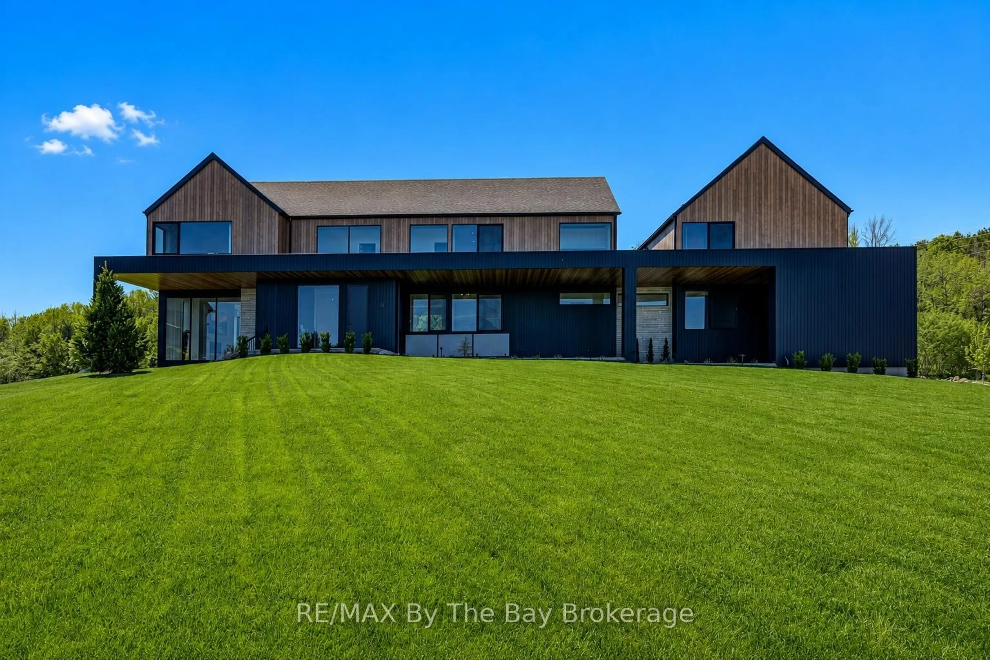 A pic from outside/outdoor area/front of a property/back of a property/a pic from drone, building for 18 Raintree Crt, Clearview Ontario L9Y 0K2