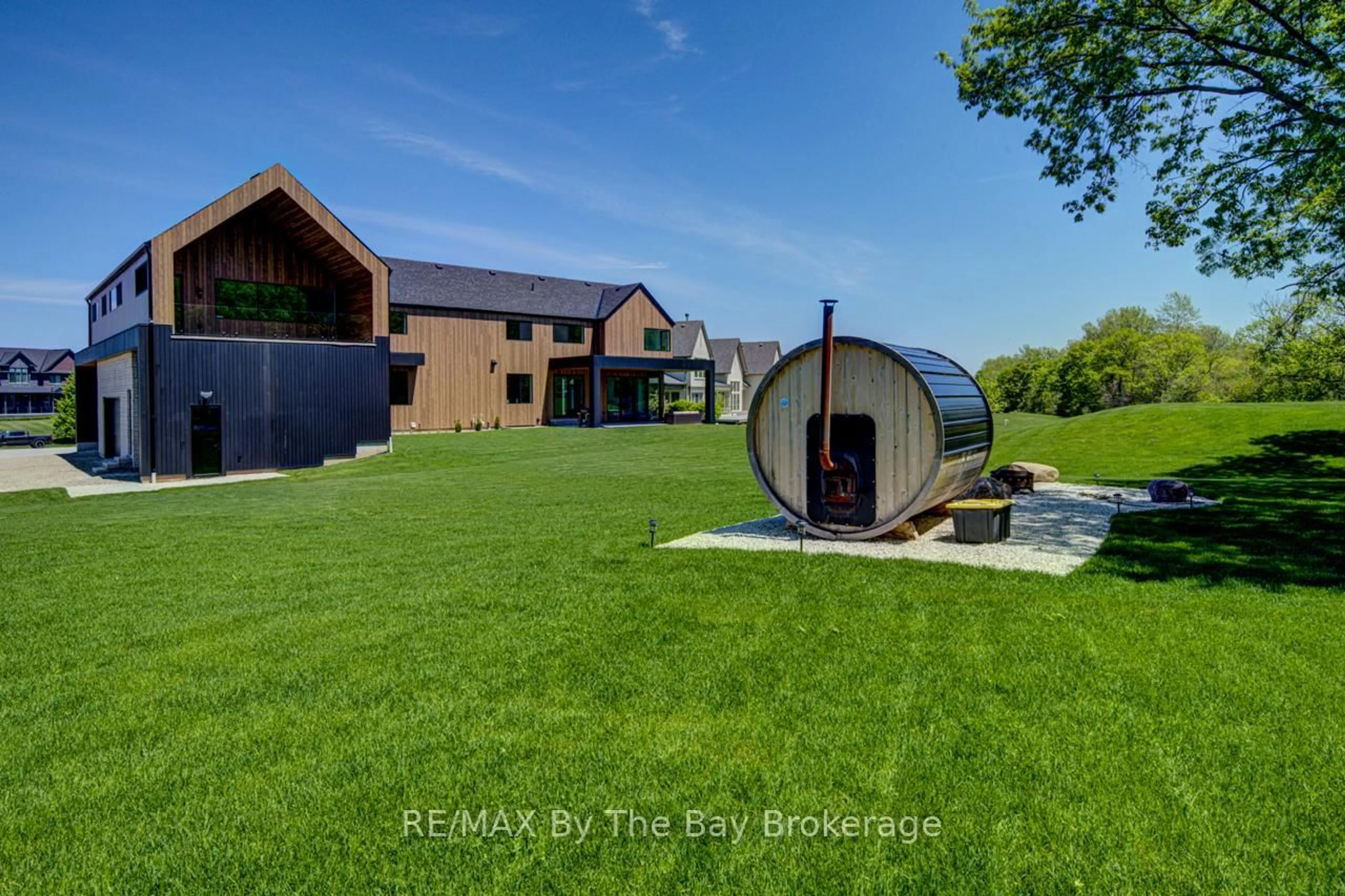 A pic from outside/outdoor area/front of a property/back of a property/a pic from drone, unknown for 18 Raintree Crt, Clearview Ontario L9Y 0K2