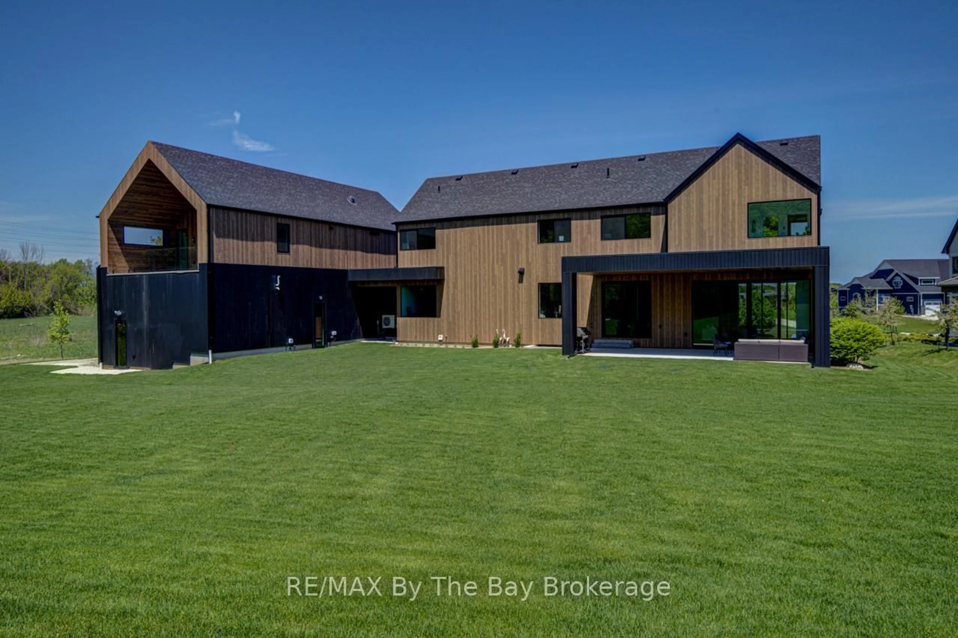 A pic from outside/outdoor area/front of a property/back of a property/a pic from drone, building for 18 Raintree Crt, Clearview Ontario L9Y 0K2