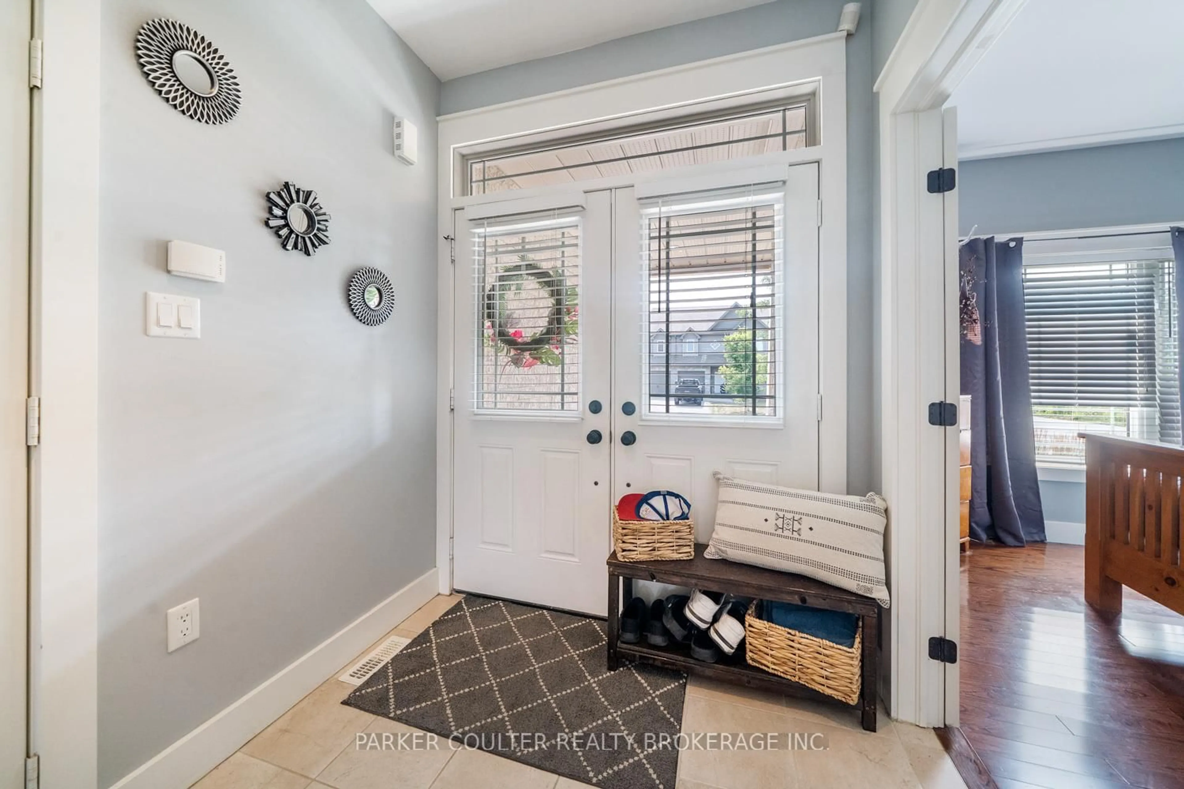 Indoor entryway for 3938 Wood Ave, Severn Ontario L3V 0Y9