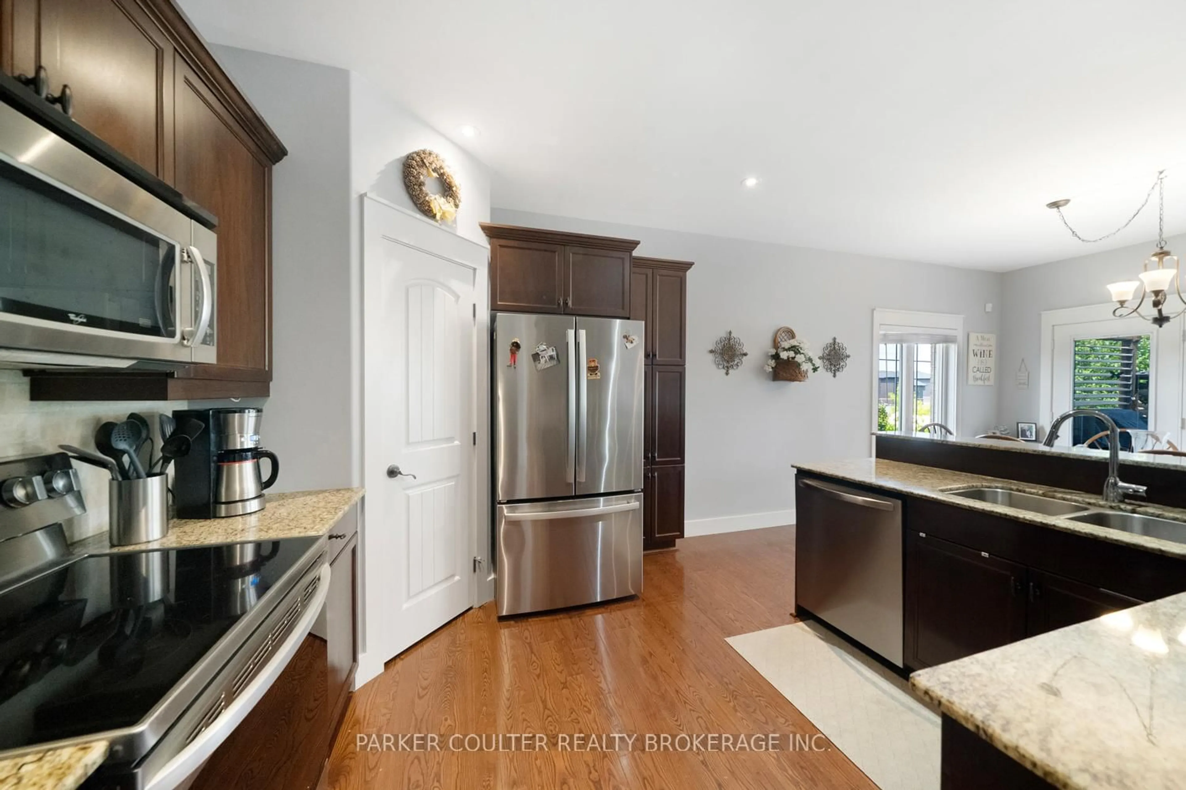 Open concept kitchen, unknown for 3938 Wood Ave, Severn Ontario L3V 0Y9
