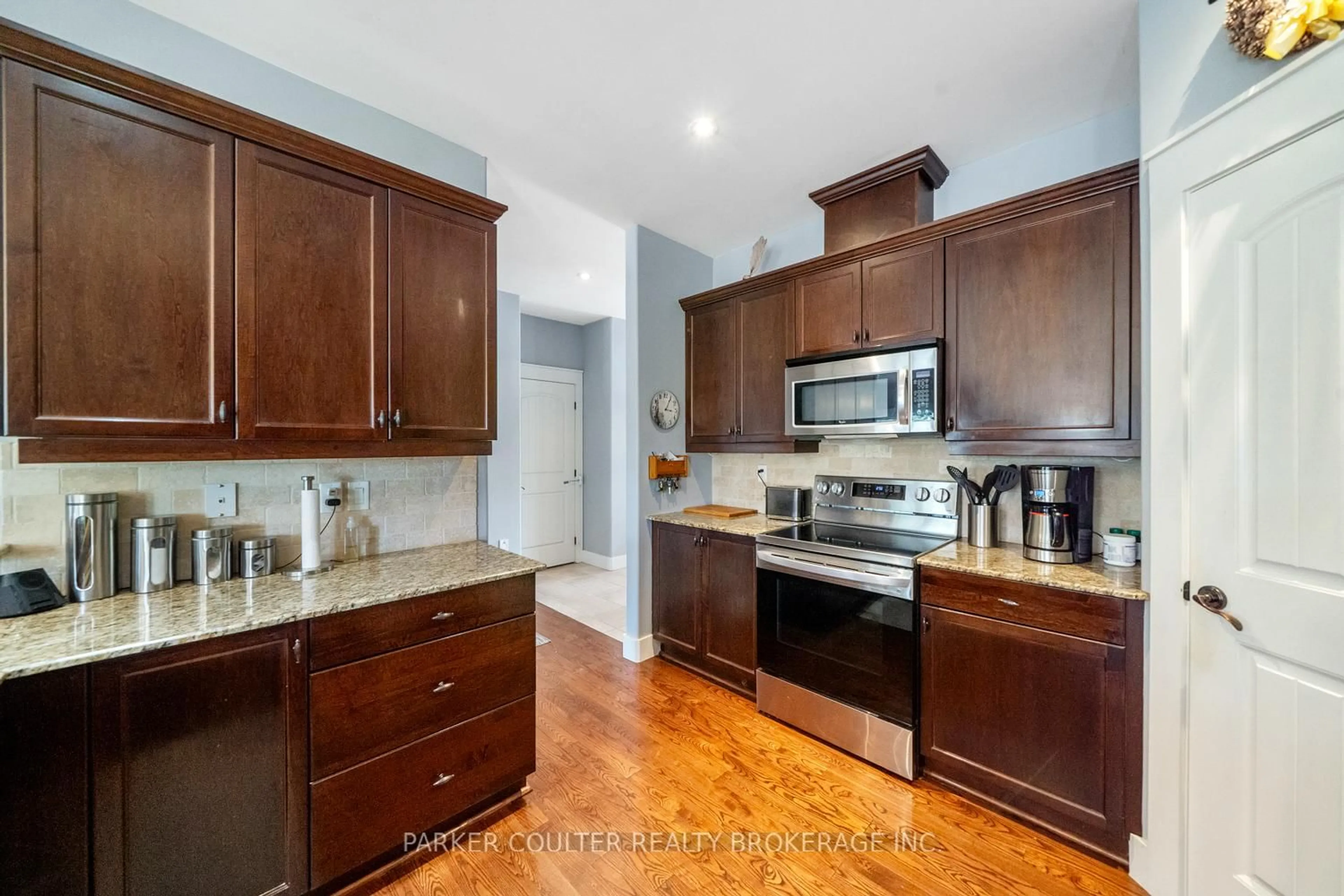 Open concept kitchen, unknown for 3938 Wood Ave, Severn Ontario L3V 0Y9