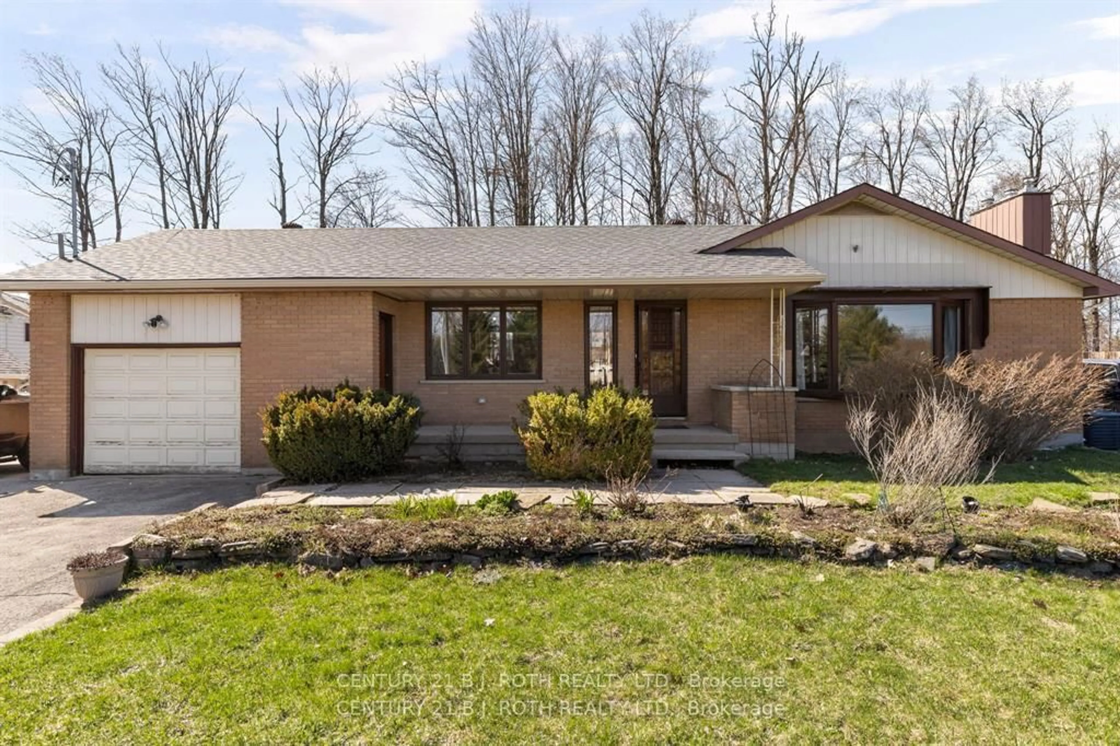 Home with vinyl exterior material, street for 823 Essa Rd, Barrie Ontario L4N 9G5