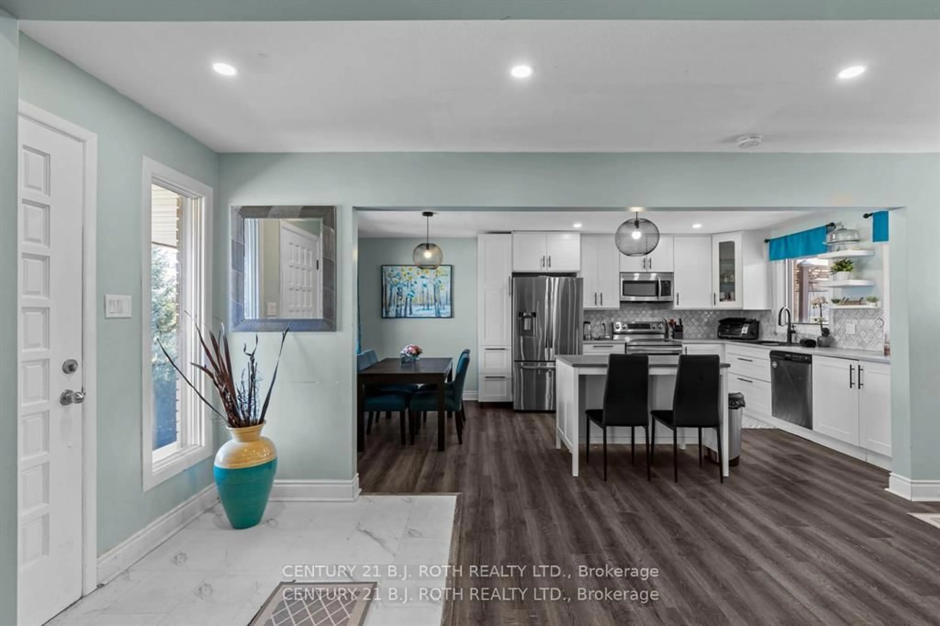 Open concept kitchen, ceramic/tile floor for 823 Essa Rd, Barrie Ontario L4N 9G5