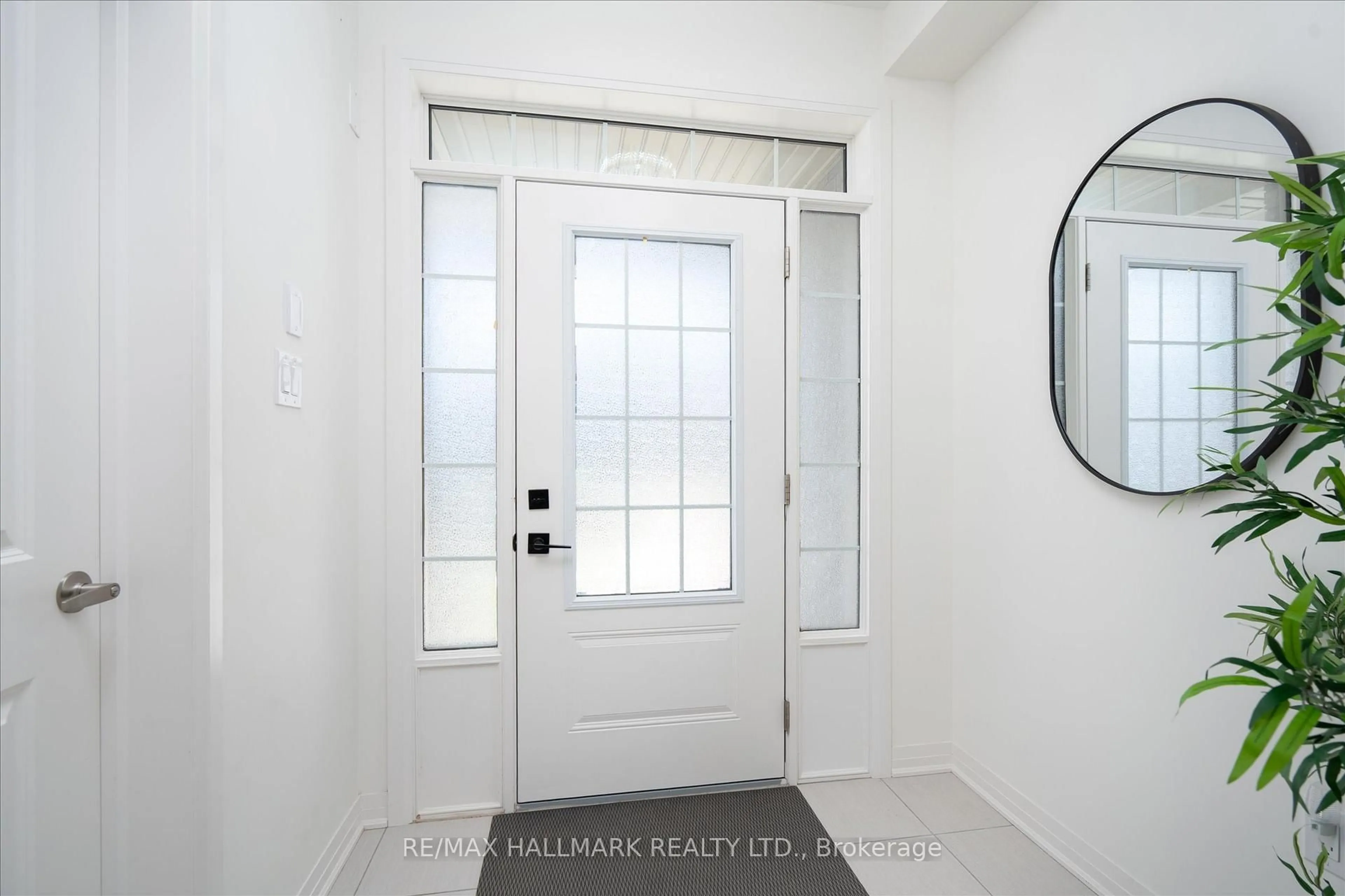 Indoor entryway for 28 Copperhill Hts, Barrie Ontario L9J 0L1
