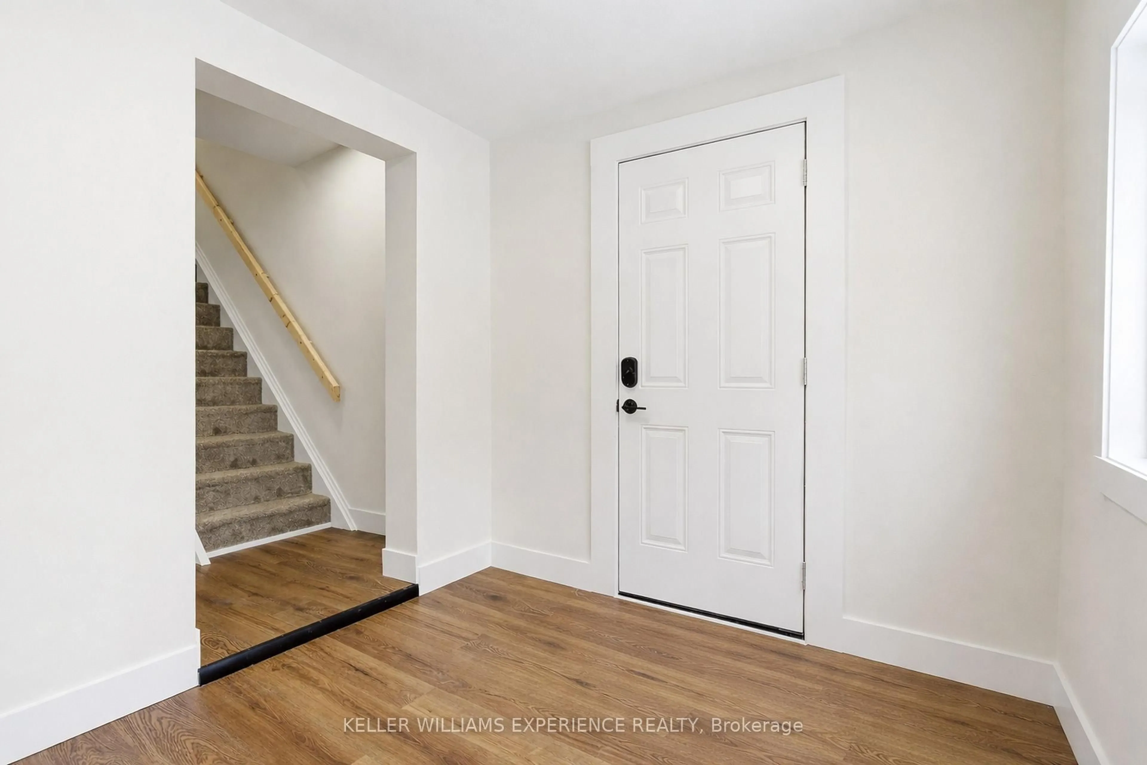 Indoor entryway for 240 Ruby St, Midland Ontario L4R 2L4