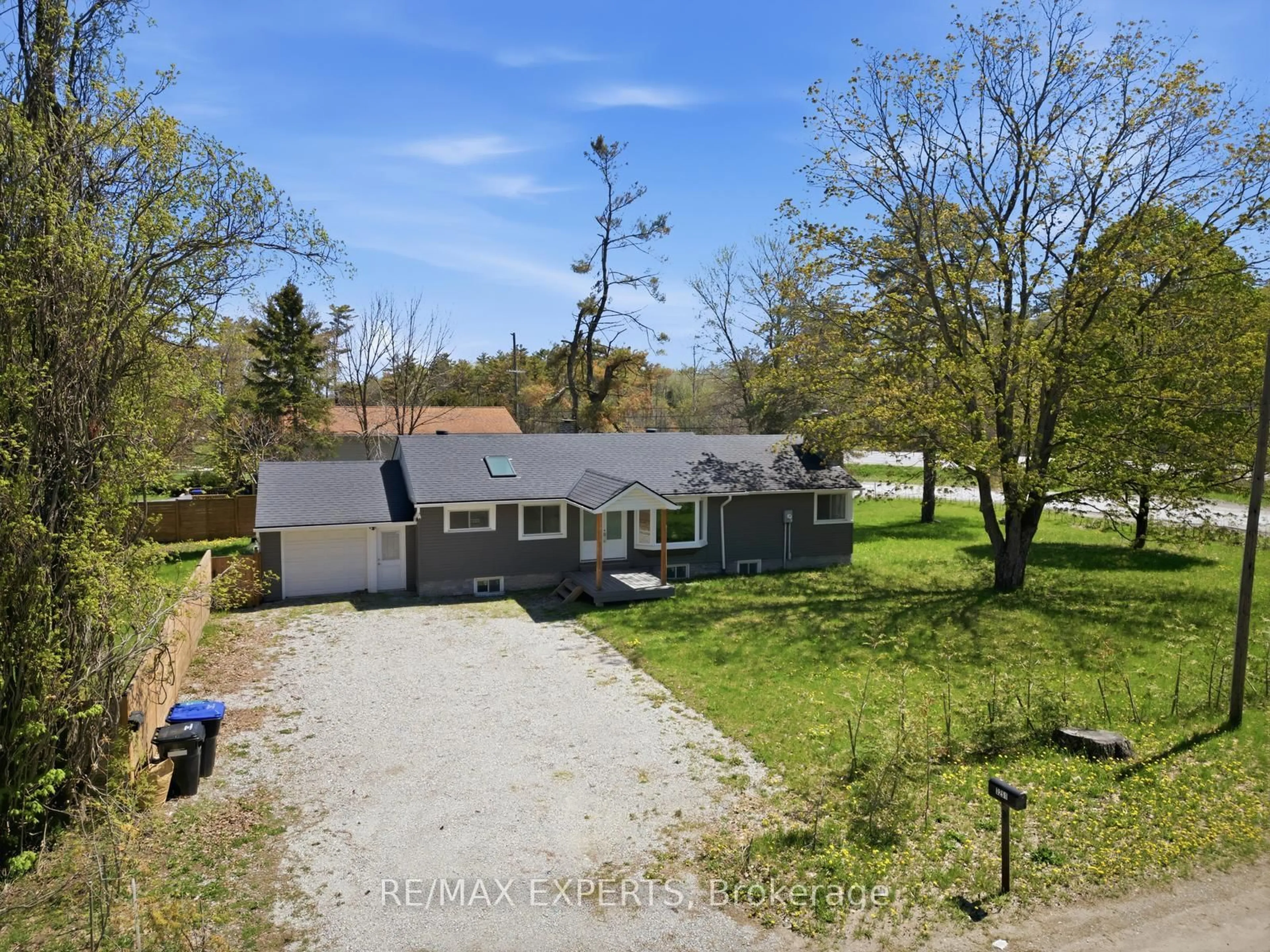 A pic from outside/outdoor area/front of a property/back of a property/a pic from drone, street for 3251 South Sparrow Lake Rd, Severn Ontario L0K 2B0