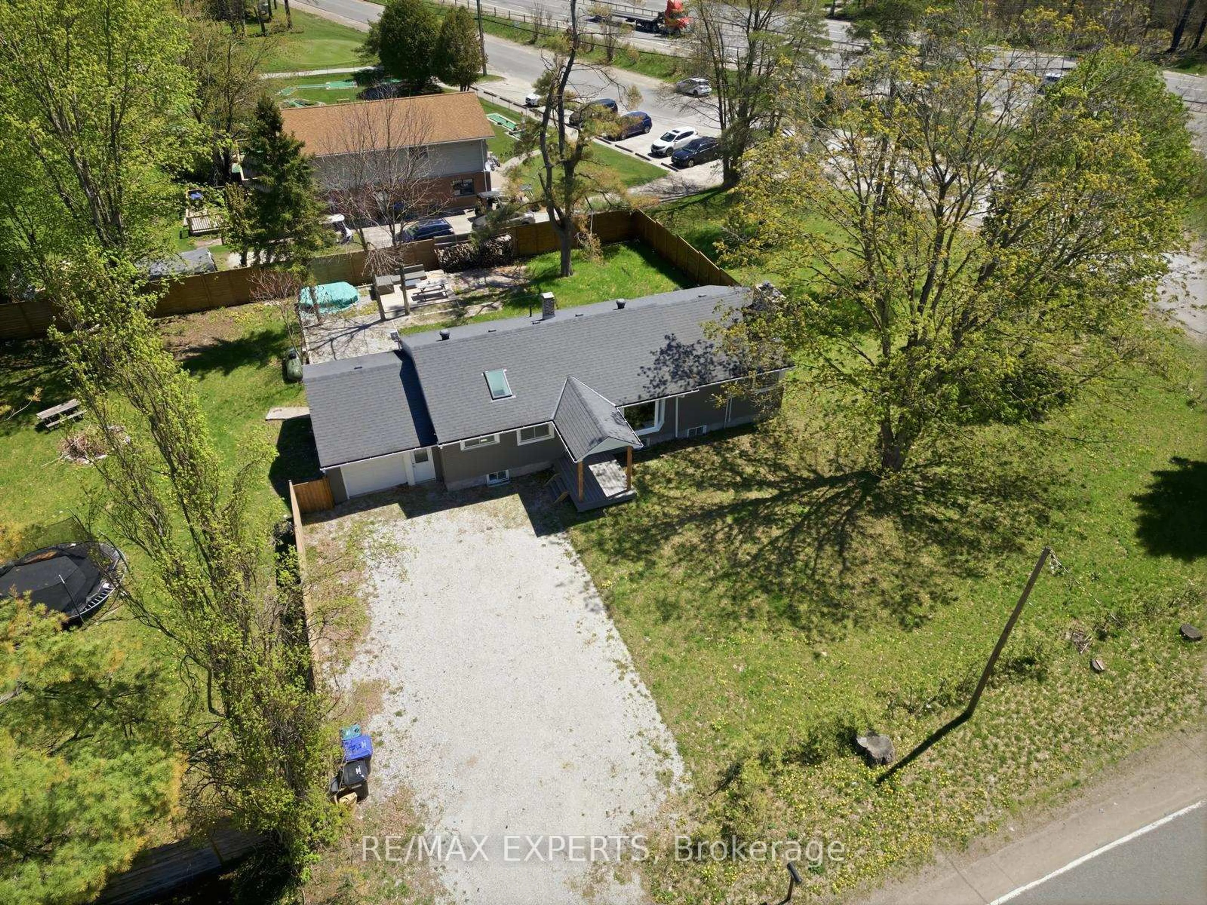 A pic from outside/outdoor area/front of a property/back of a property/a pic from drone, street for 3251 South Sparrow Lake Rd, Severn Ontario L0K 2B0