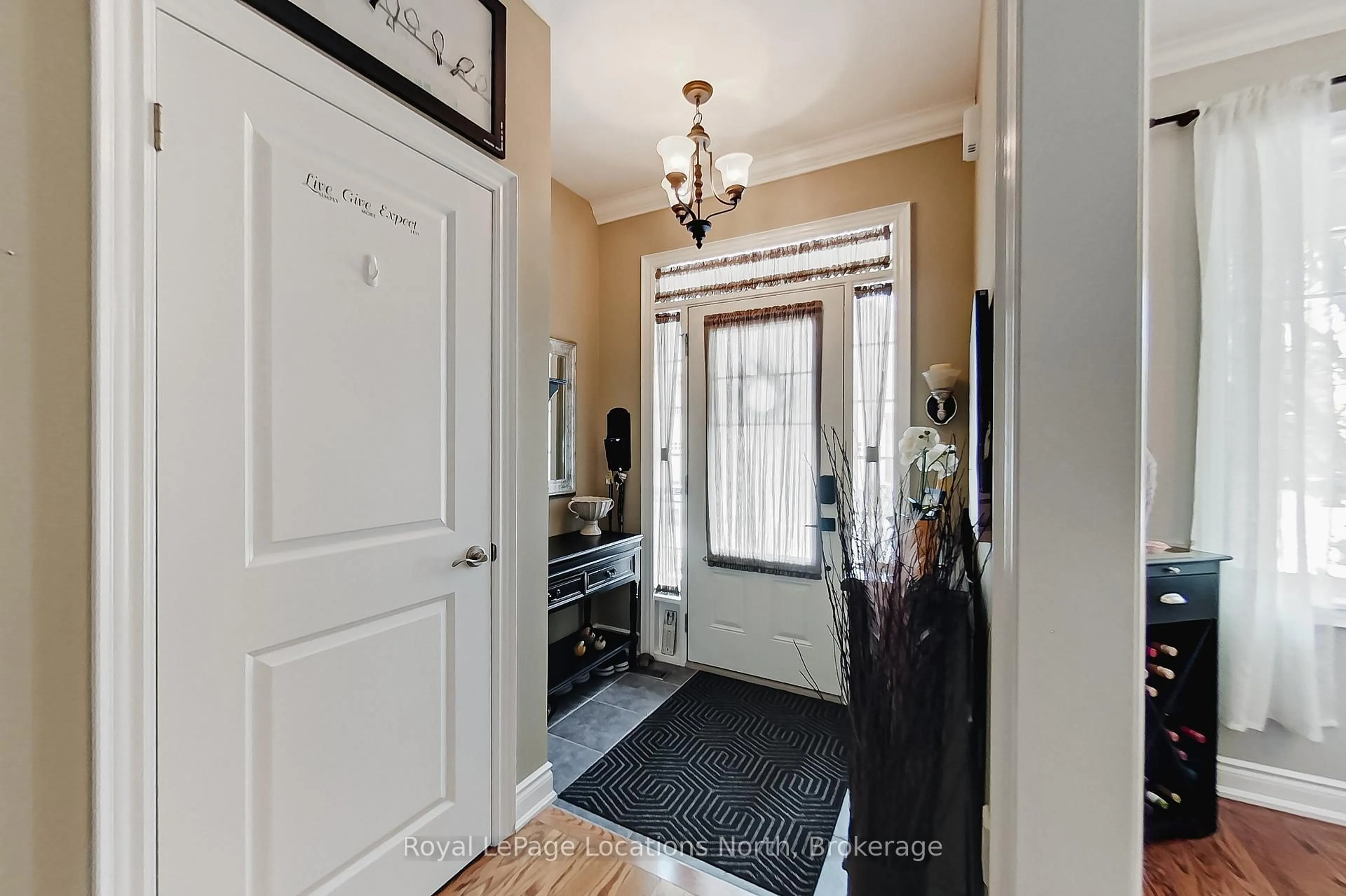 Indoor entryway for 23 Covington Blue Cres, Wasaga Beach Ontario L9Z 0E4