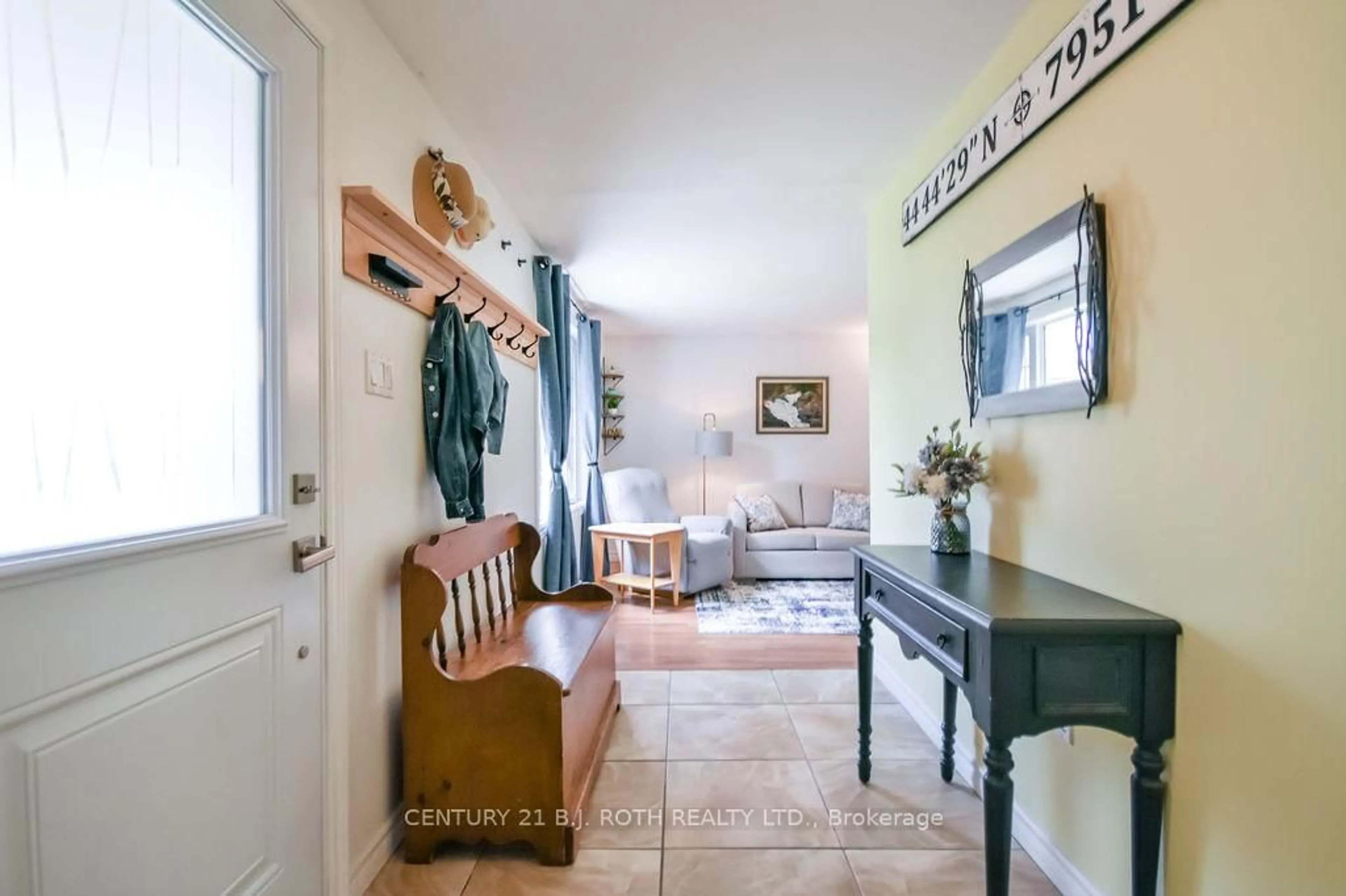 Indoor entryway for 863 BIRCHWOOD Dr, Midland Ontario L4R 4Y3