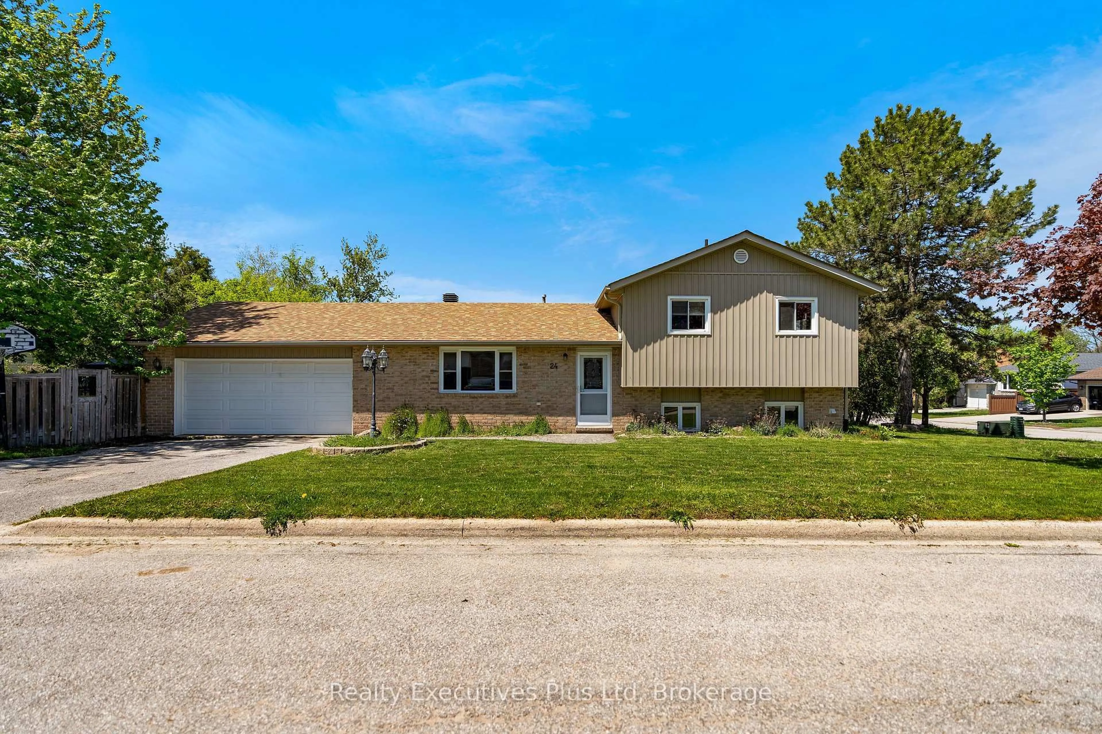 Home with vinyl exterior material, street for 24 McConkey Pl, Barrie Ontario L4N 6H1