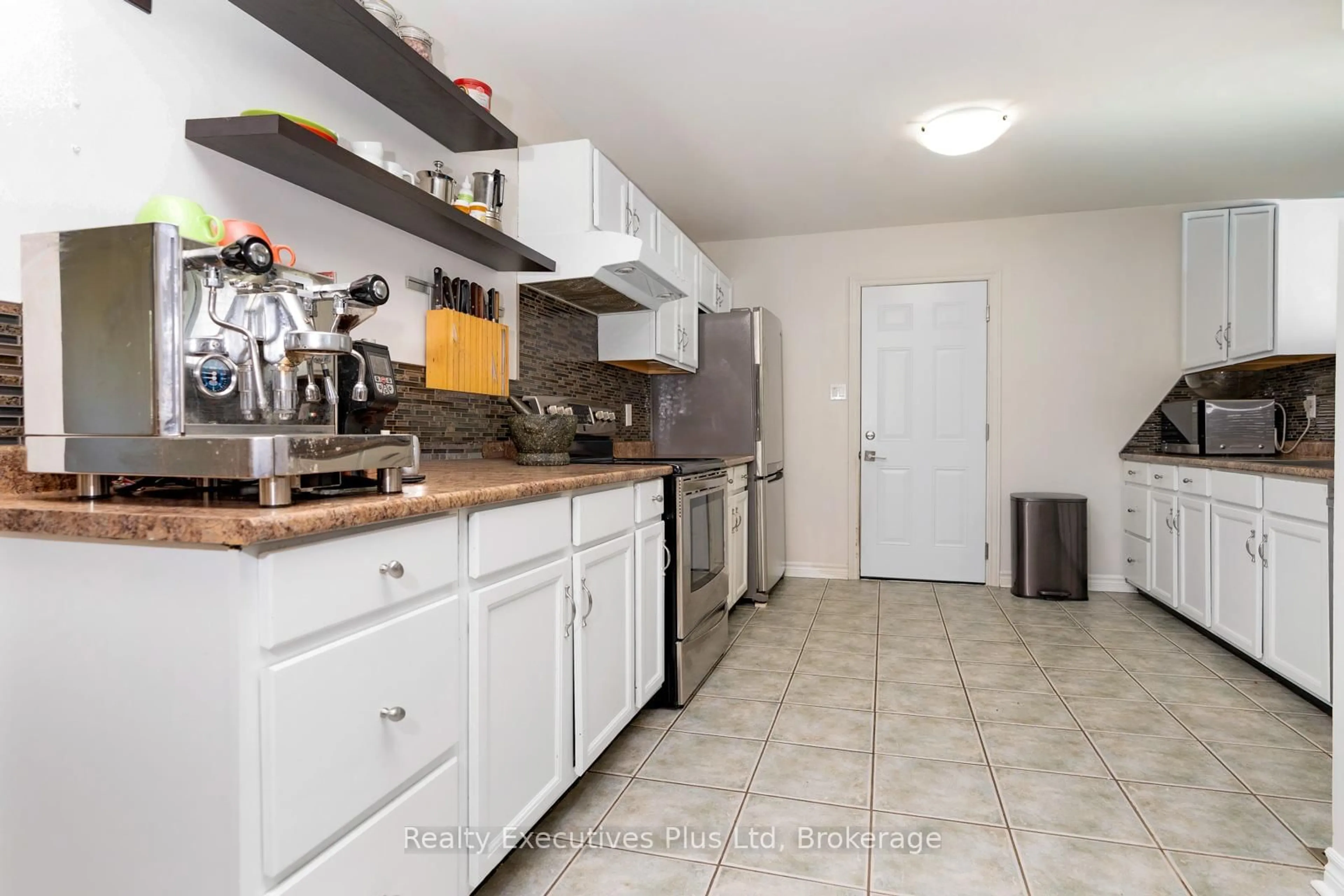 Standard kitchen, ceramic/tile floor for 24 McConkey Pl, Barrie Ontario L4N 6H1