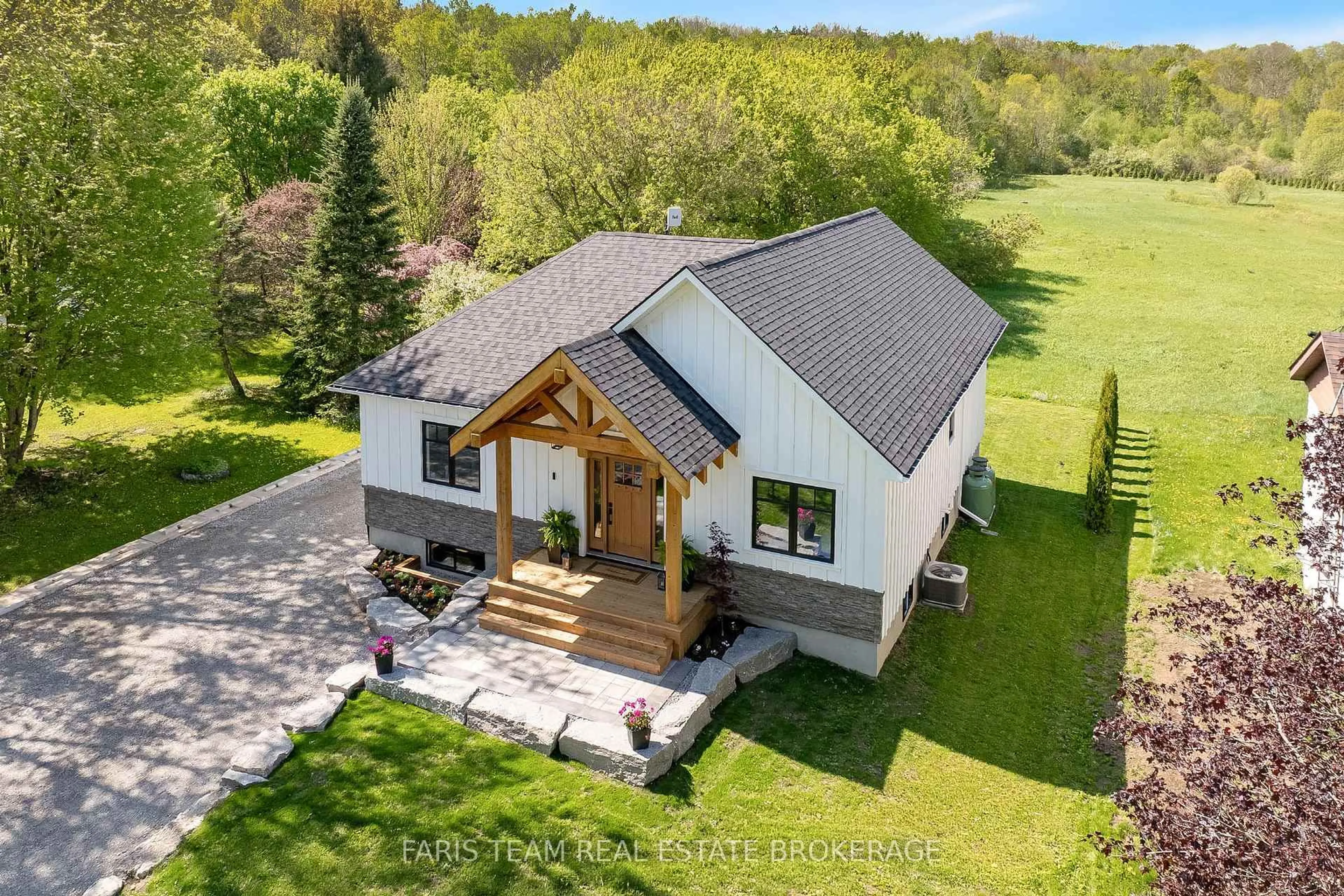 A pic from outside/outdoor area/front of a property/back of a property/a pic from drone, building for 3415 Reservoir Rd, Severn Ontario L0K 1E0